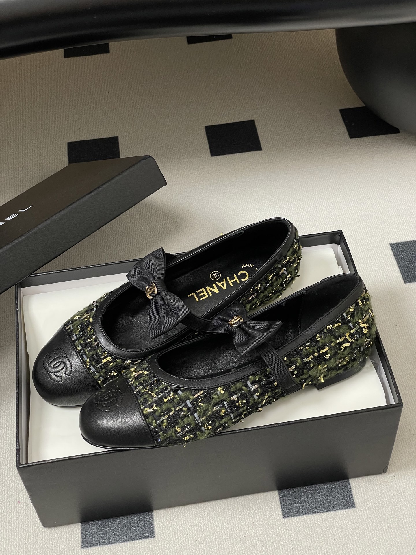 A pair of Chanel Mary Jane ballerina flats made of green and black tweed with leather cap toes and bow straps. - Hình 4