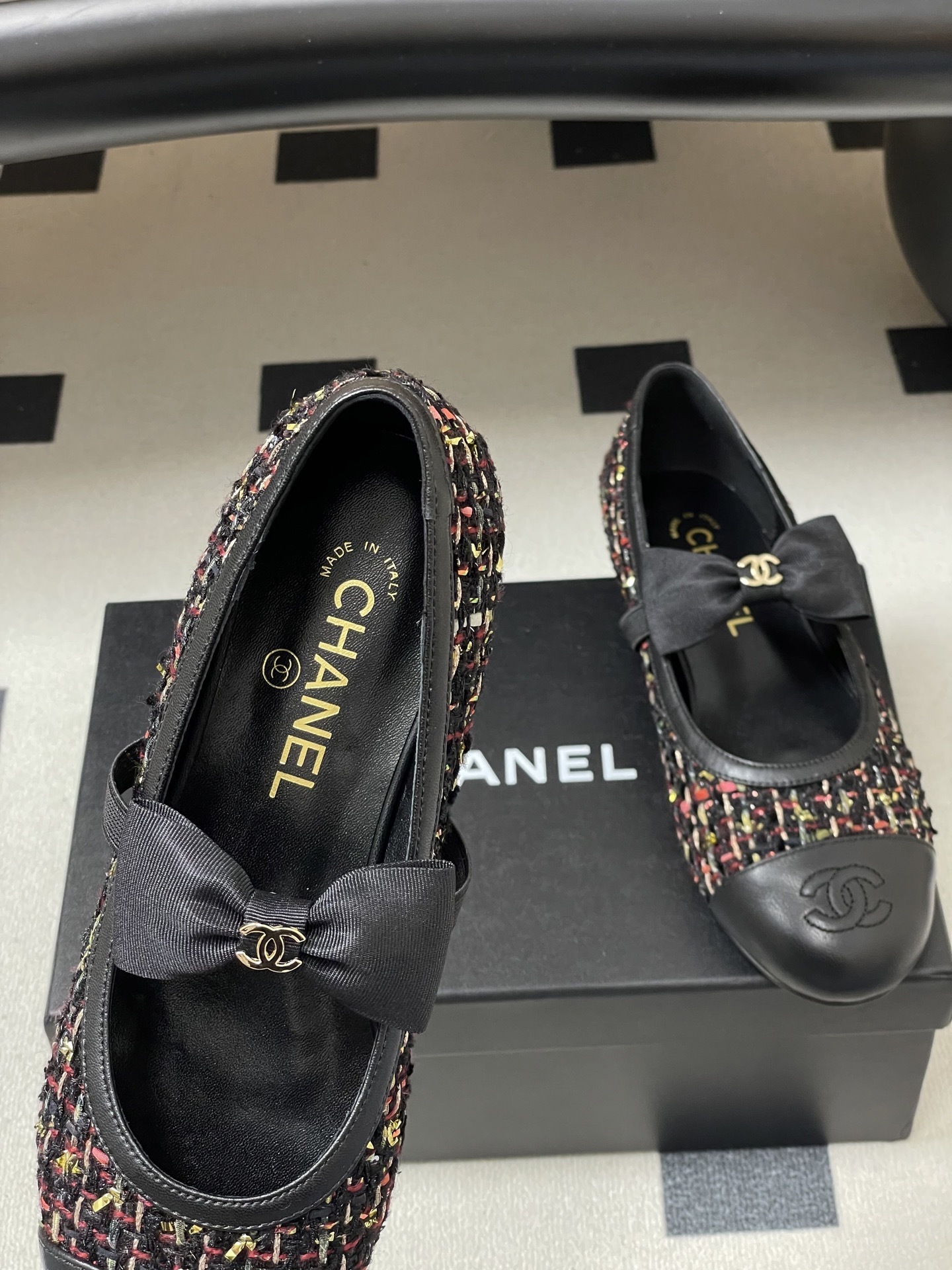 A pair of Chanel multi-color tweed ballet flats with black leather toe caps and grosgrain bows featuring gold CC logos. - Hình 7