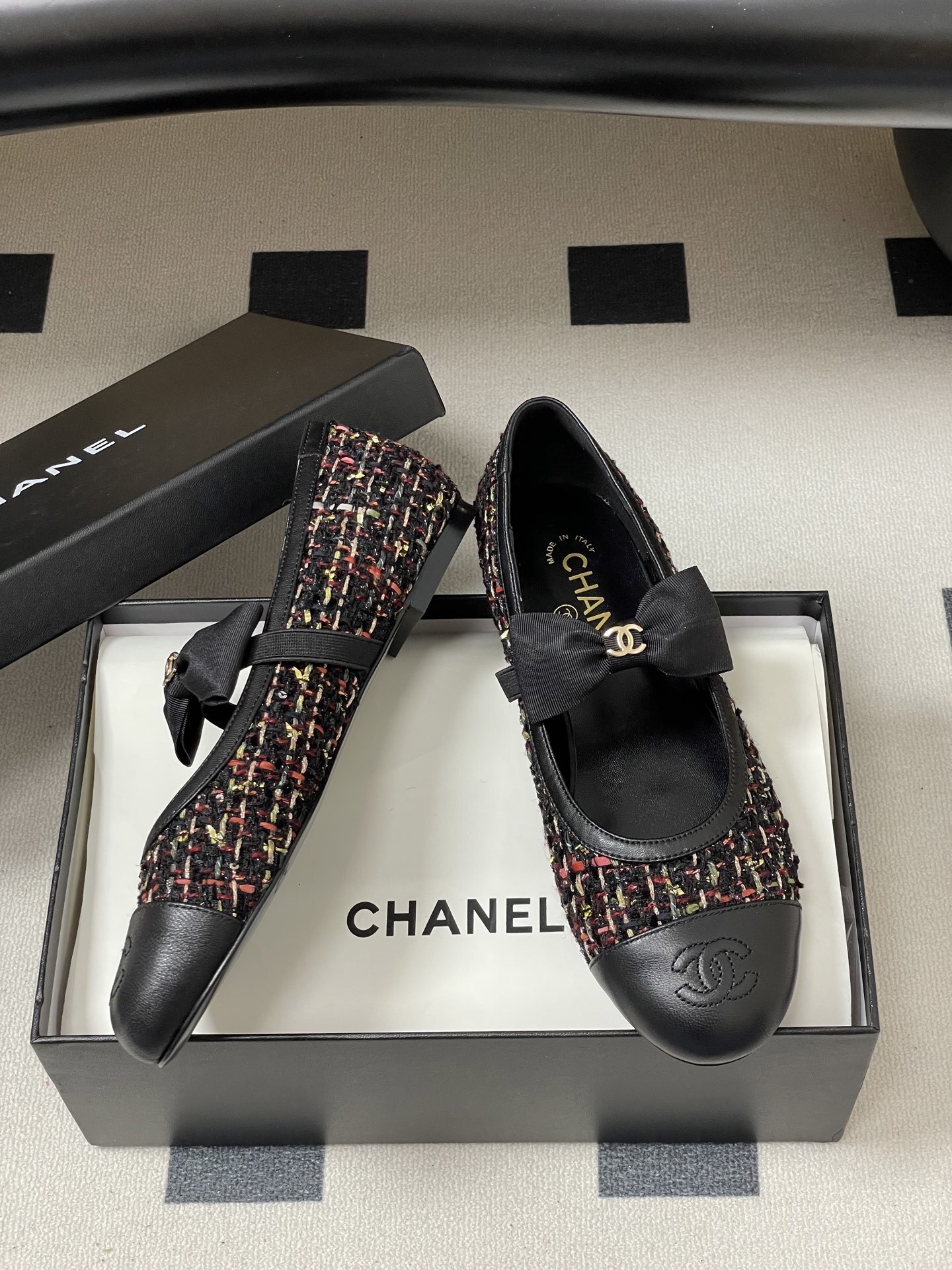 A pair of Chanel multi-color tweed ballet flats with black leather toe caps and grosgrain bows featuring gold CC logos. - Hình 6