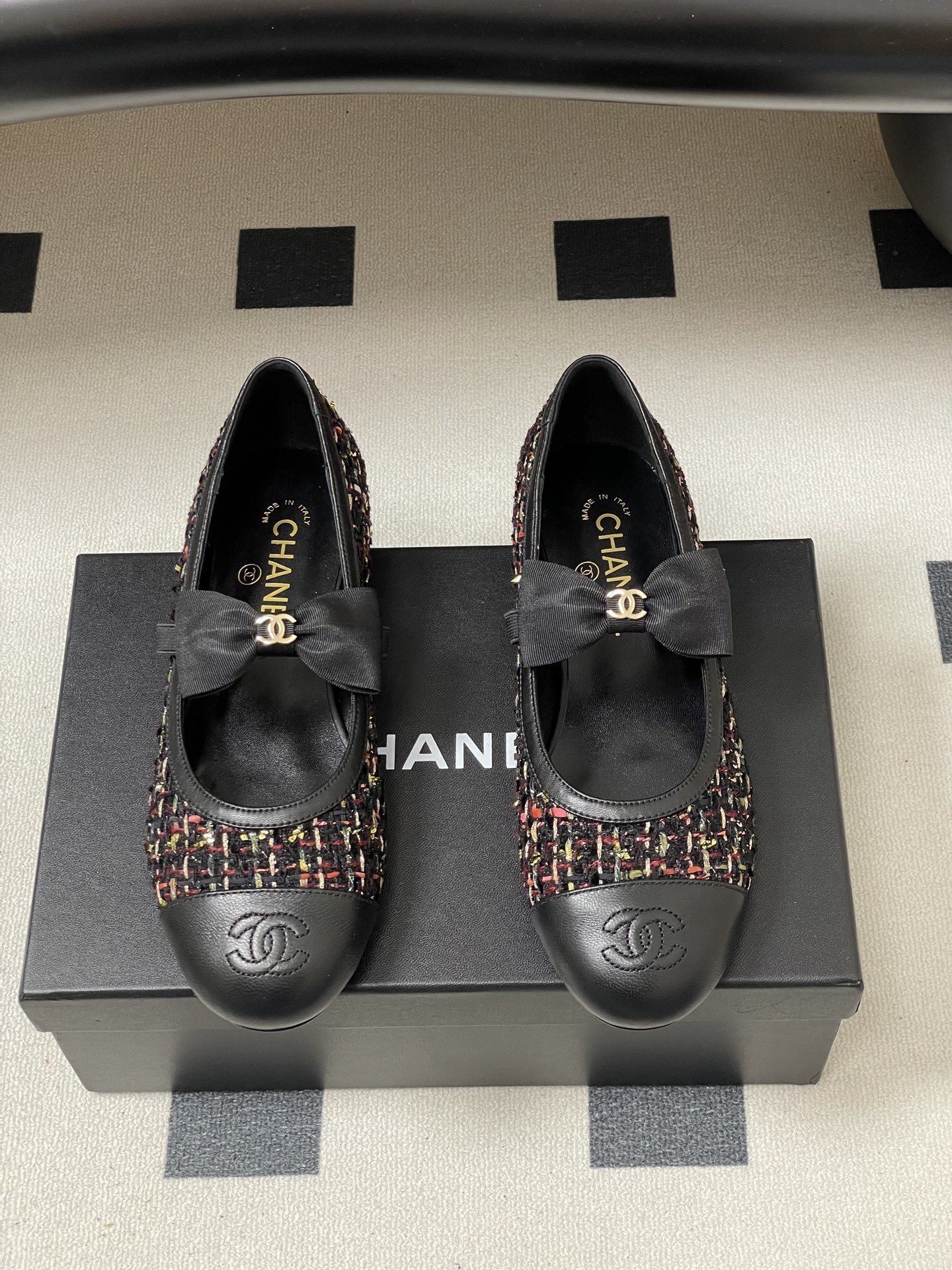 A pair of Chanel multi-color tweed ballet flats with black leather toe caps and grosgrain bows featuring gold CC logos. - Hình 5