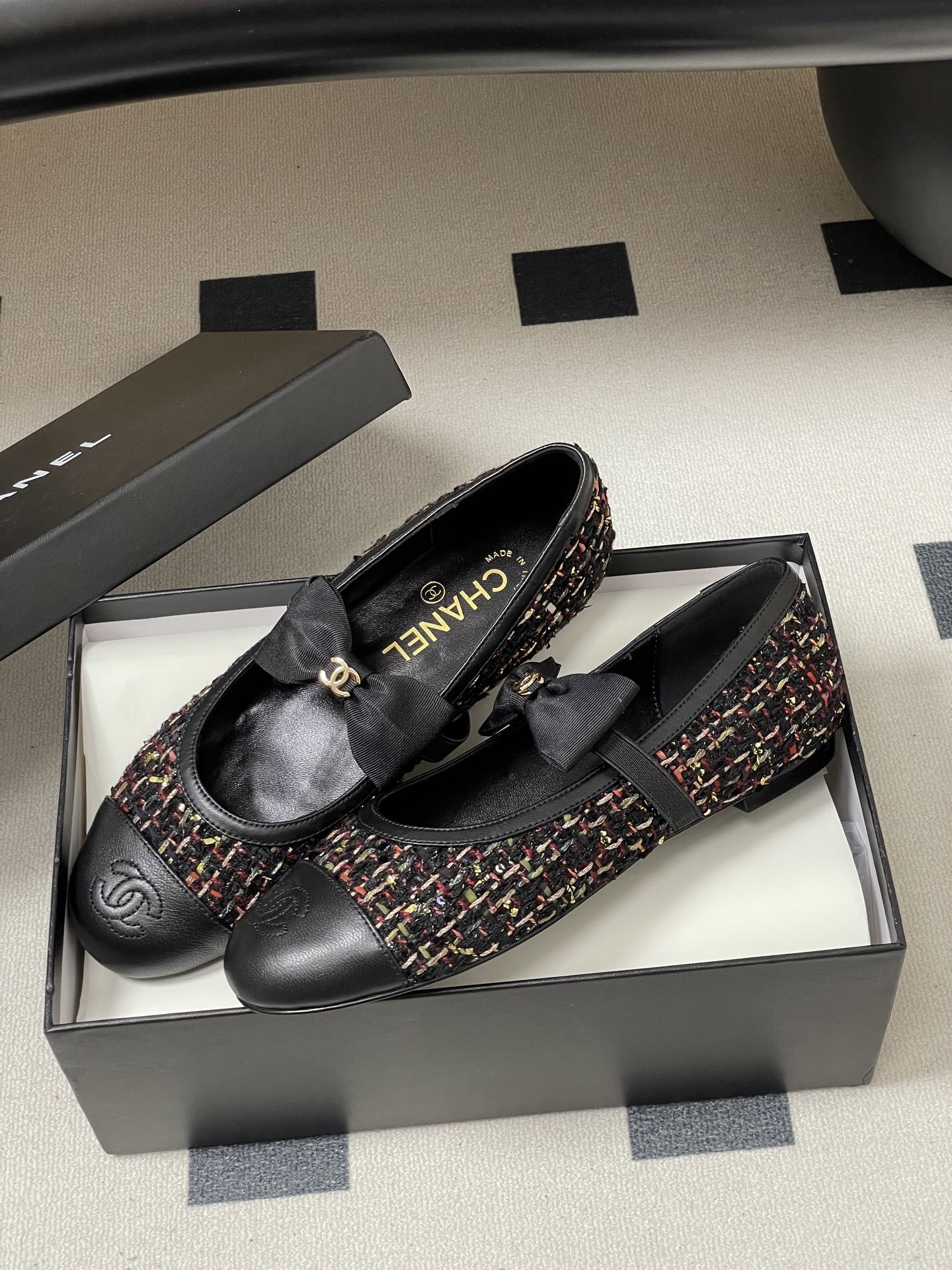 A pair of Chanel multi-color tweed ballet flats with black leather toe caps and grosgrain bows featuring gold CC logos. - Hình 4