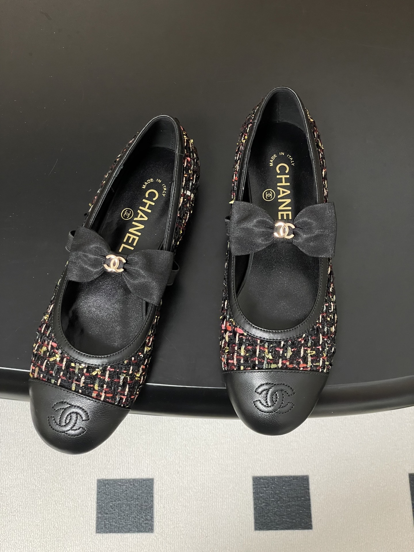 A pair of Chanel multi-color tweed ballet flats with black leather toe caps and grosgrain bows featuring gold CC logos. - Hình 2