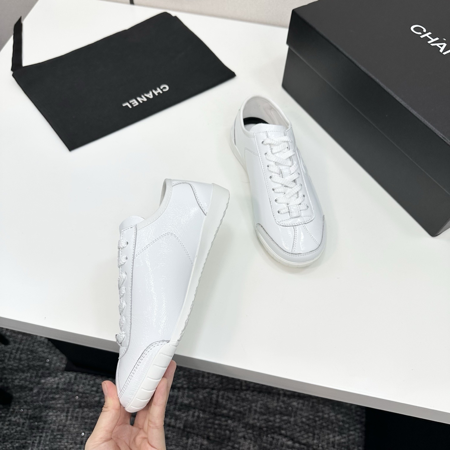 Pair of Chanel white leather low-top sneakers featuring the interlocking CC logo on the side. - Hình 9