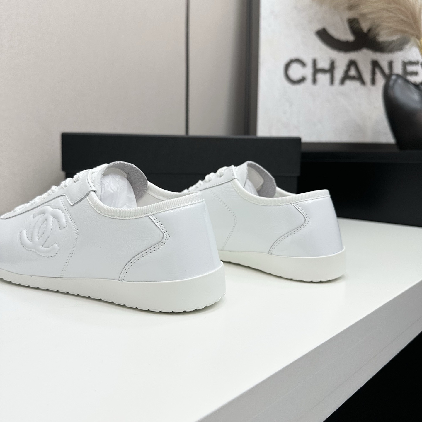 Pair of Chanel white leather low-top sneakers featuring the interlocking CC logo on the side. - Hình 8