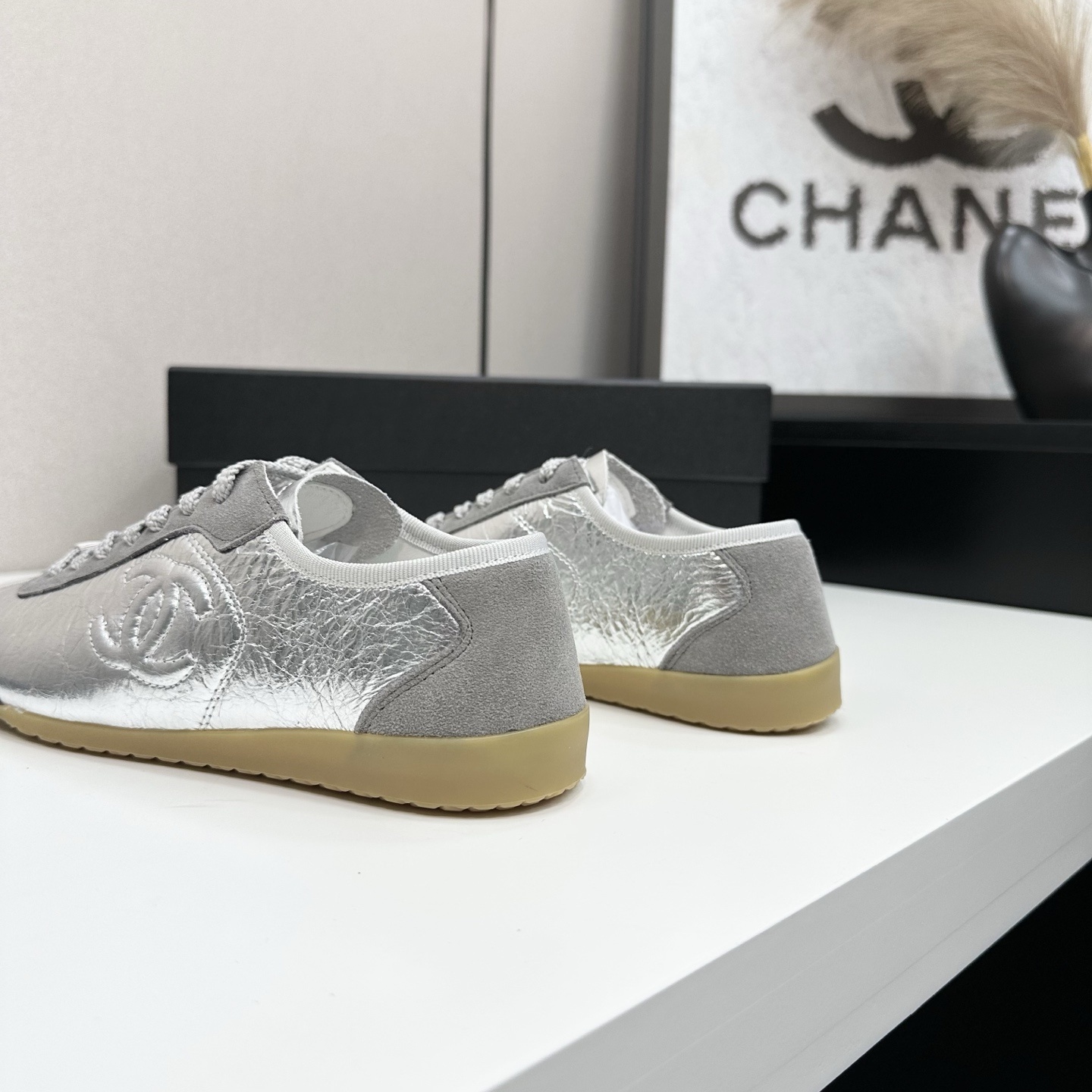 Luxury Chanel low-top sneakers in metallic silver leather and grey suede with a gum sole and CC logo. - Hình 7