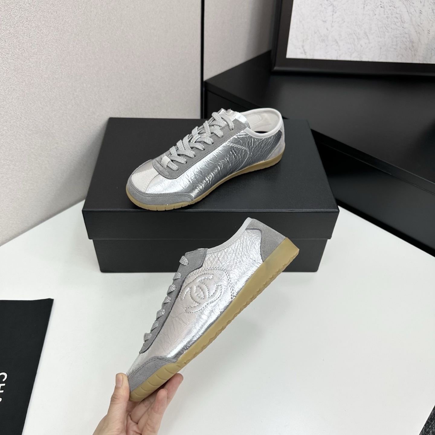 Luxury Chanel low-top sneakers in metallic silver leather and grey suede with a gum sole and CC logo. - Hình 3