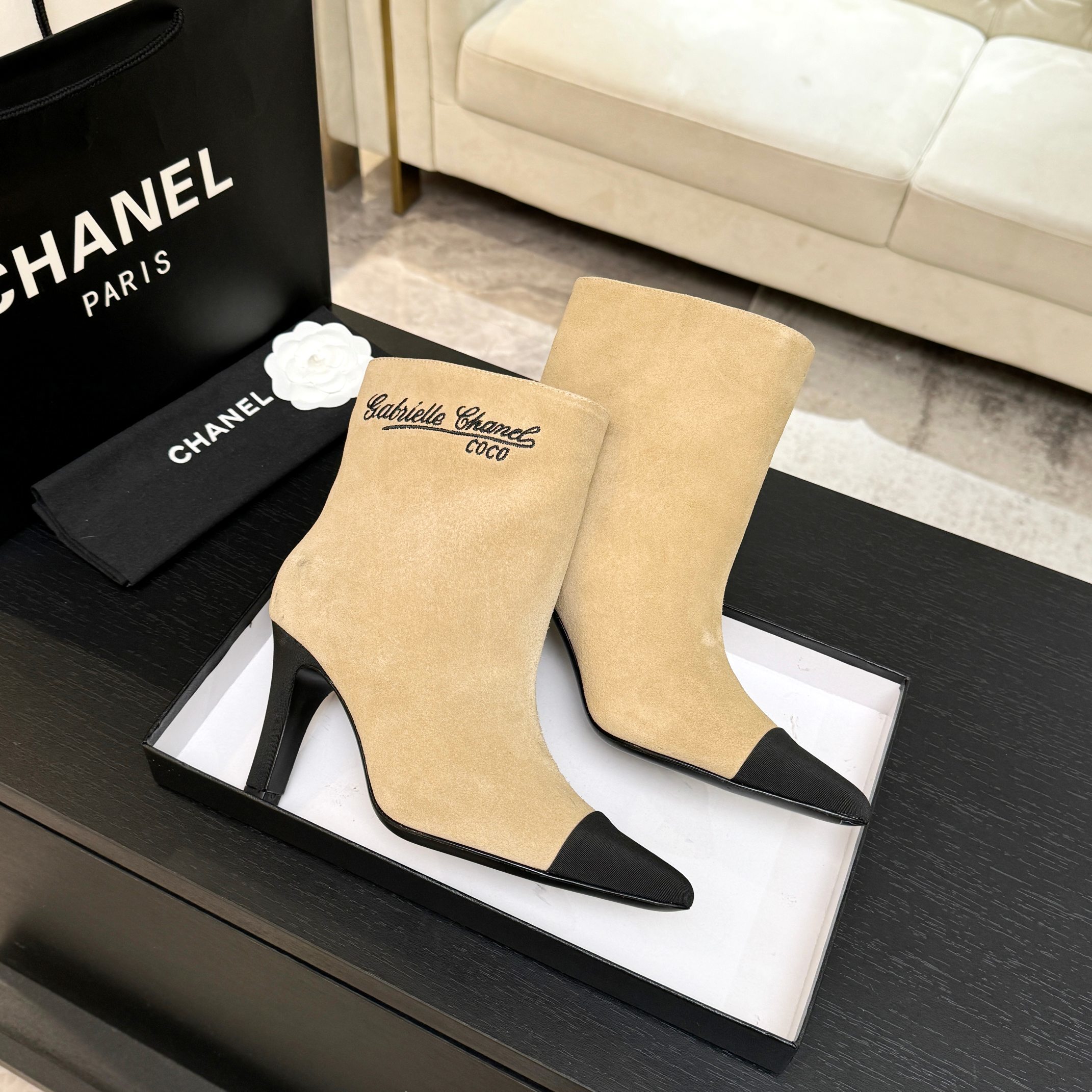 Luxury Chanel Gabrielle Coco beige suede ankle boots with black pointed cap toes and side embroidery - Hình 9