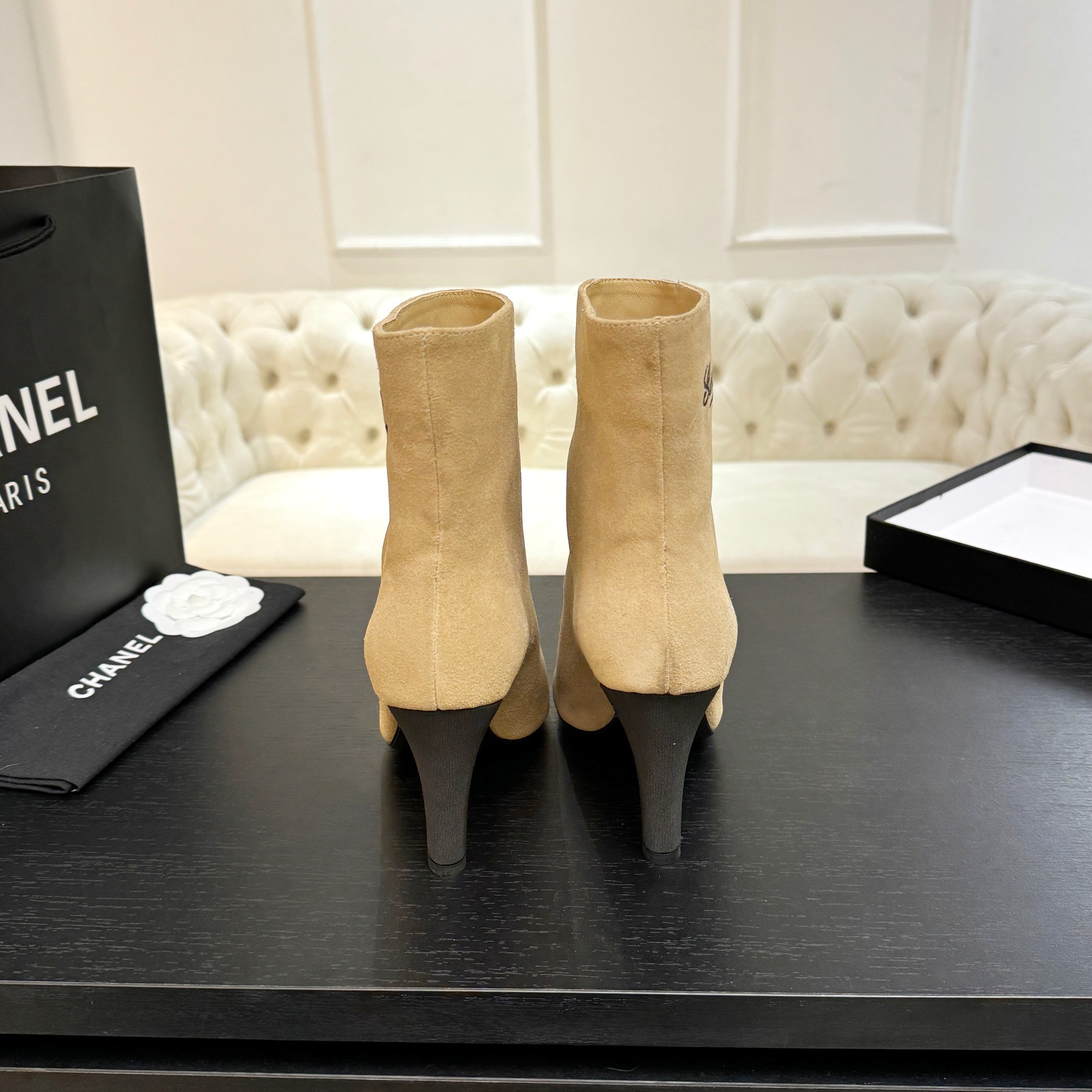 Luxury Chanel Gabrielle Coco beige suede ankle boots with black pointed cap toes and side embroidery - Hình 6
