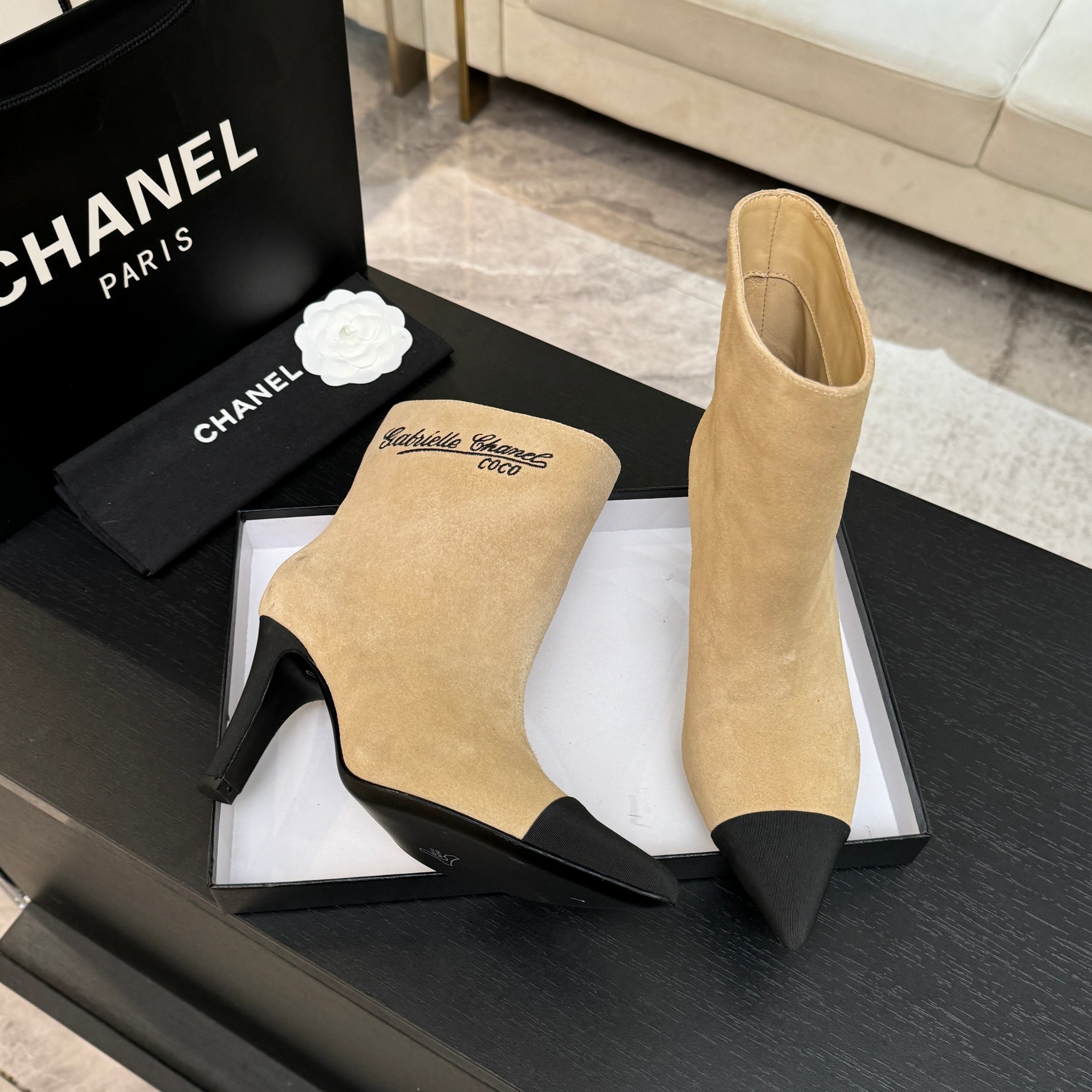 Luxury Chanel Gabrielle Coco beige suede ankle boots with black pointed cap toes and side embroidery - Hình 5