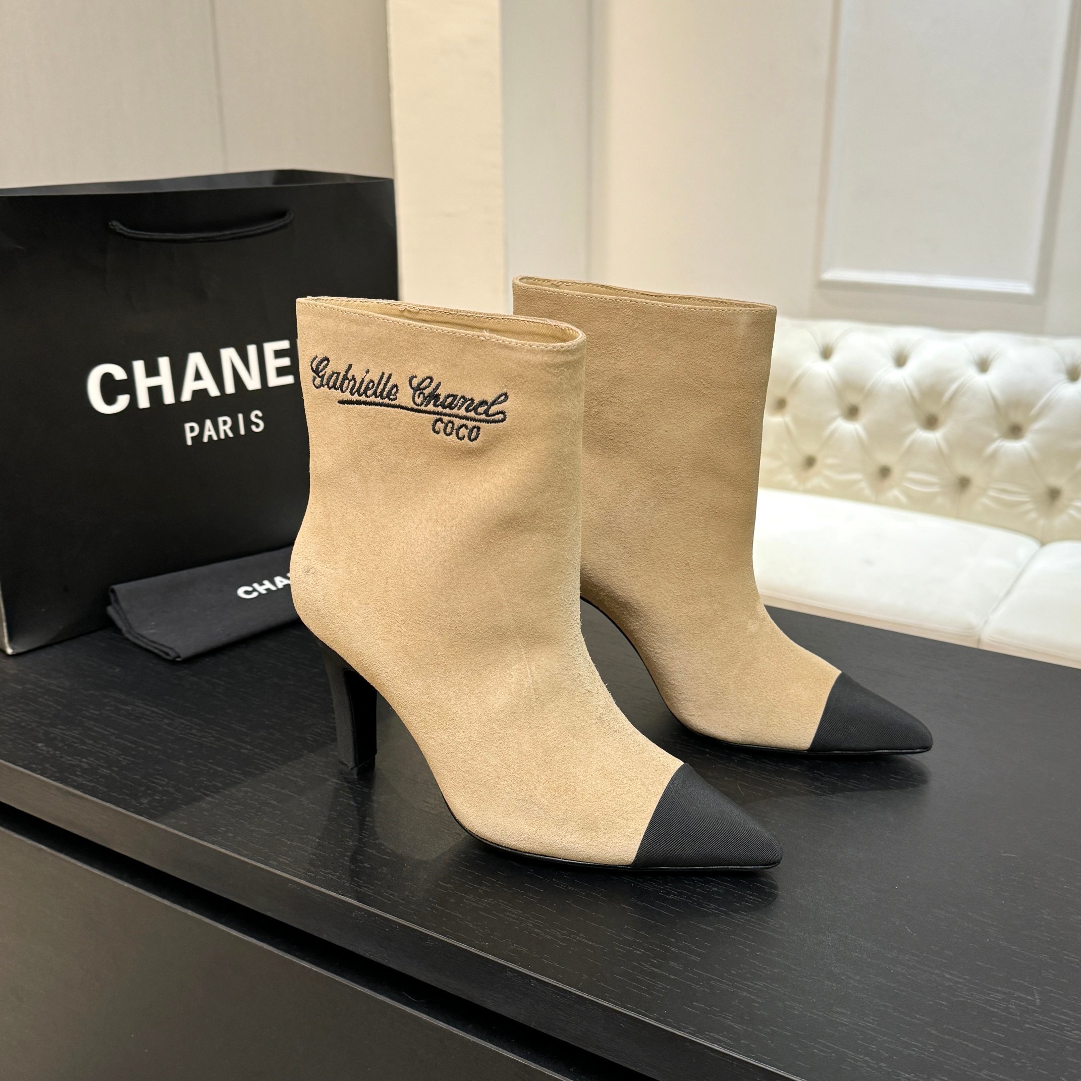 Luxury Chanel Gabrielle Coco beige suede ankle boots with black pointed cap toes and side embroidery - Hình 2