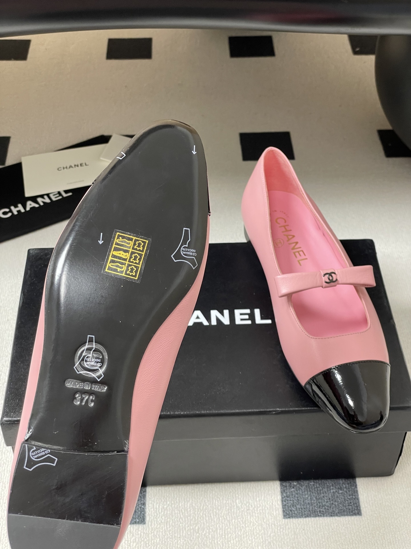A pair of luxury Chanel pink leather Mary Jane ballet flats featuring black patent leather cap toes and CC logo bow straps. - Hình 9