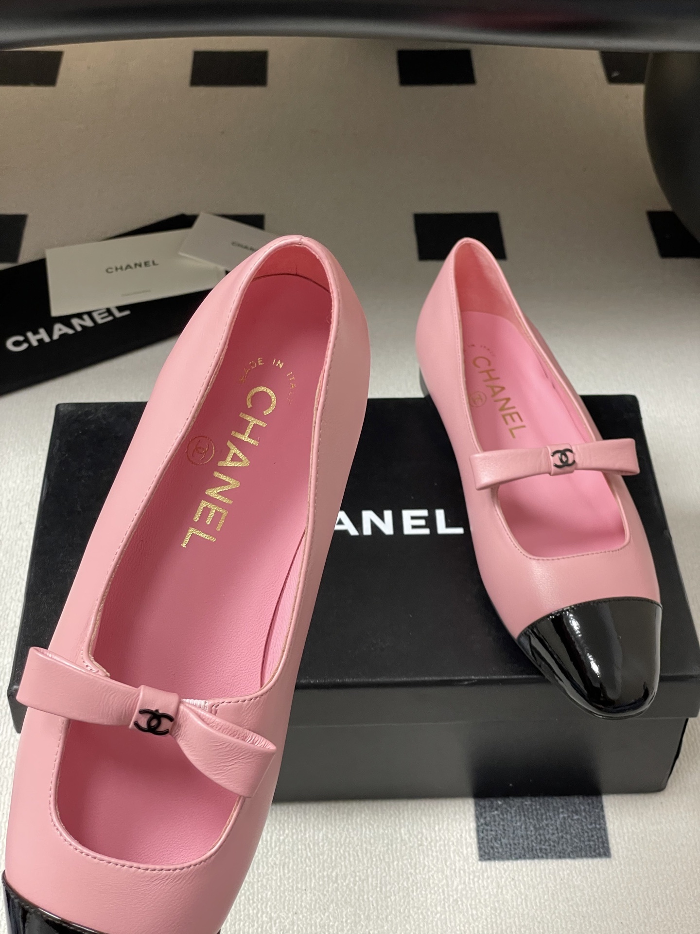 A pair of luxury Chanel pink leather Mary Jane ballet flats featuring black patent leather cap toes and CC logo bow straps. - Hình 8
