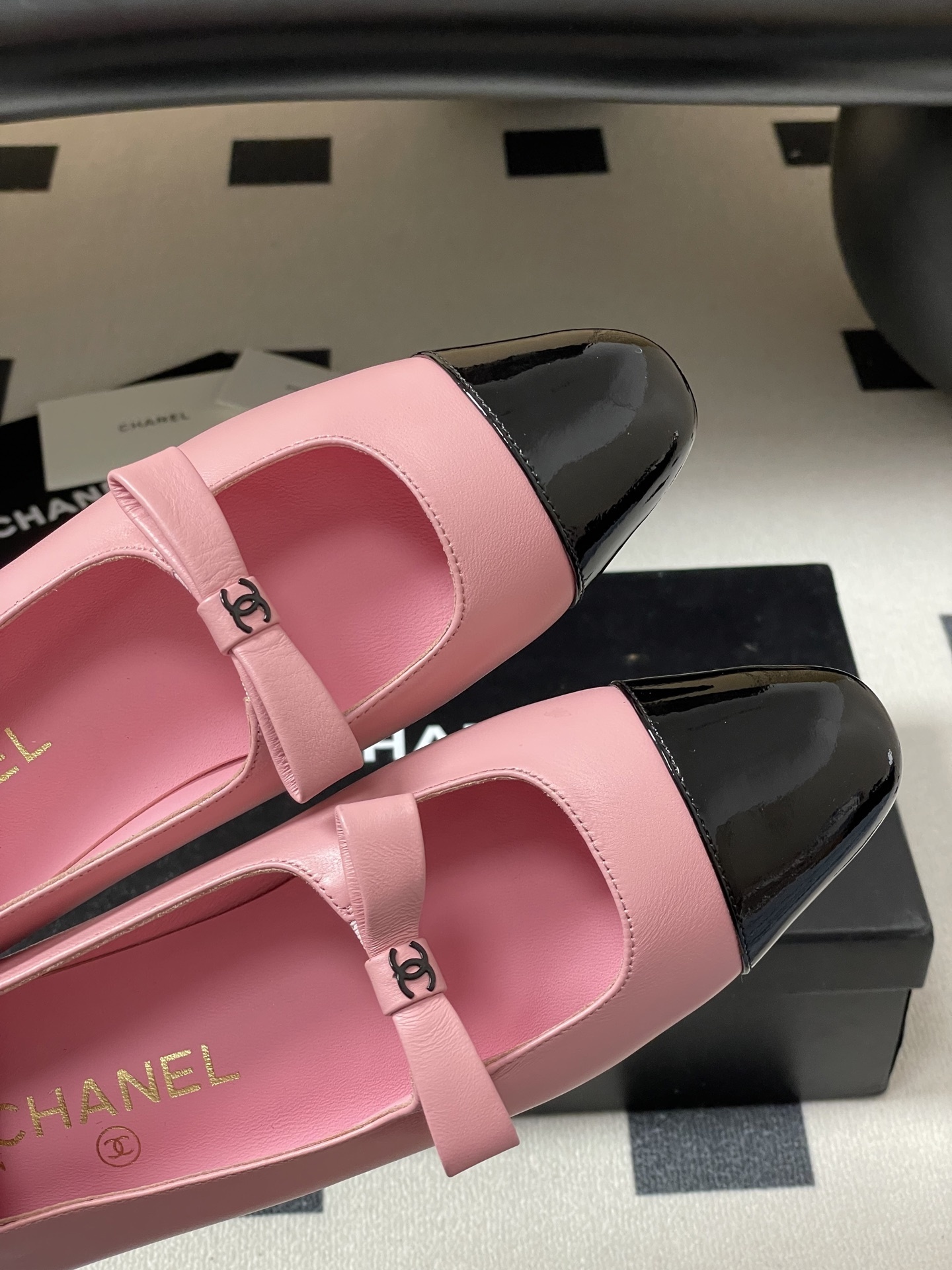 A pair of luxury Chanel pink leather Mary Jane ballet flats featuring black patent leather cap toes and CC logo bow straps. - Hình 7