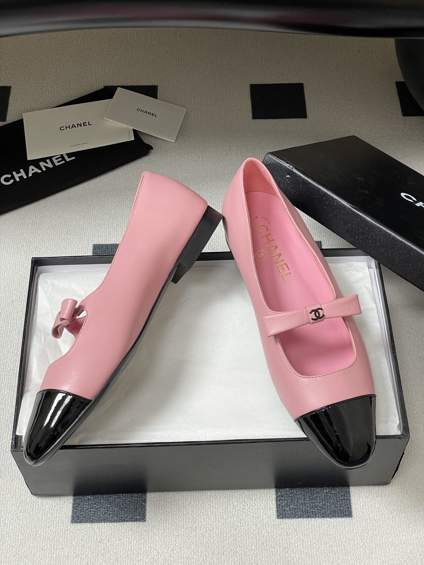 A pair of luxury Chanel pink leather Mary Jane ballet flats featuring black patent leather cap toes and CC logo bow straps. - Hình 6