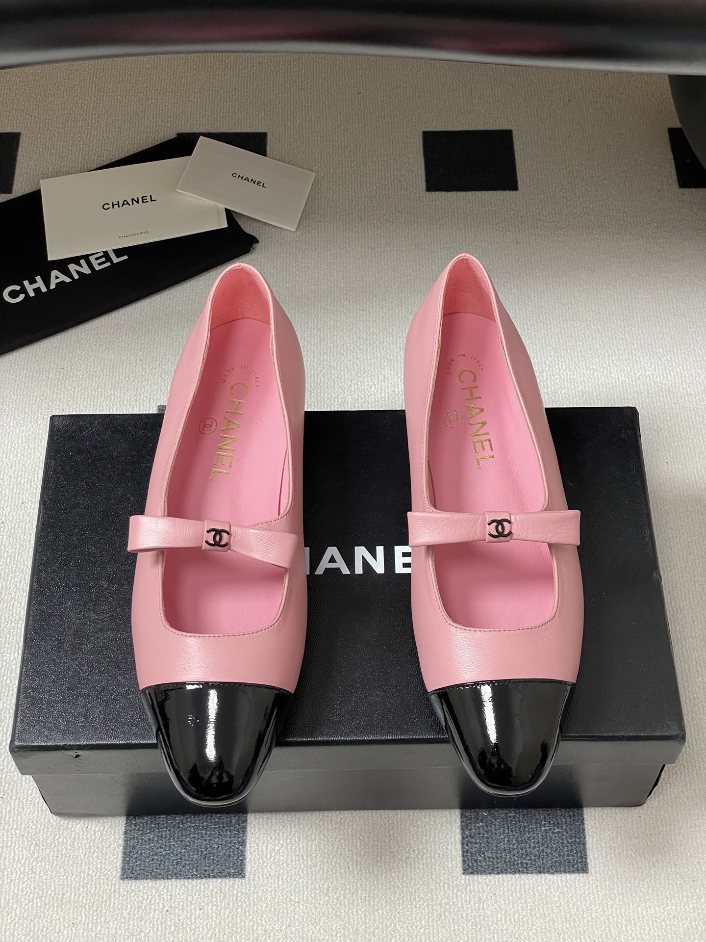 A pair of luxury Chanel pink leather Mary Jane ballet flats featuring black patent leather cap toes and CC logo bow straps. - Hình 5