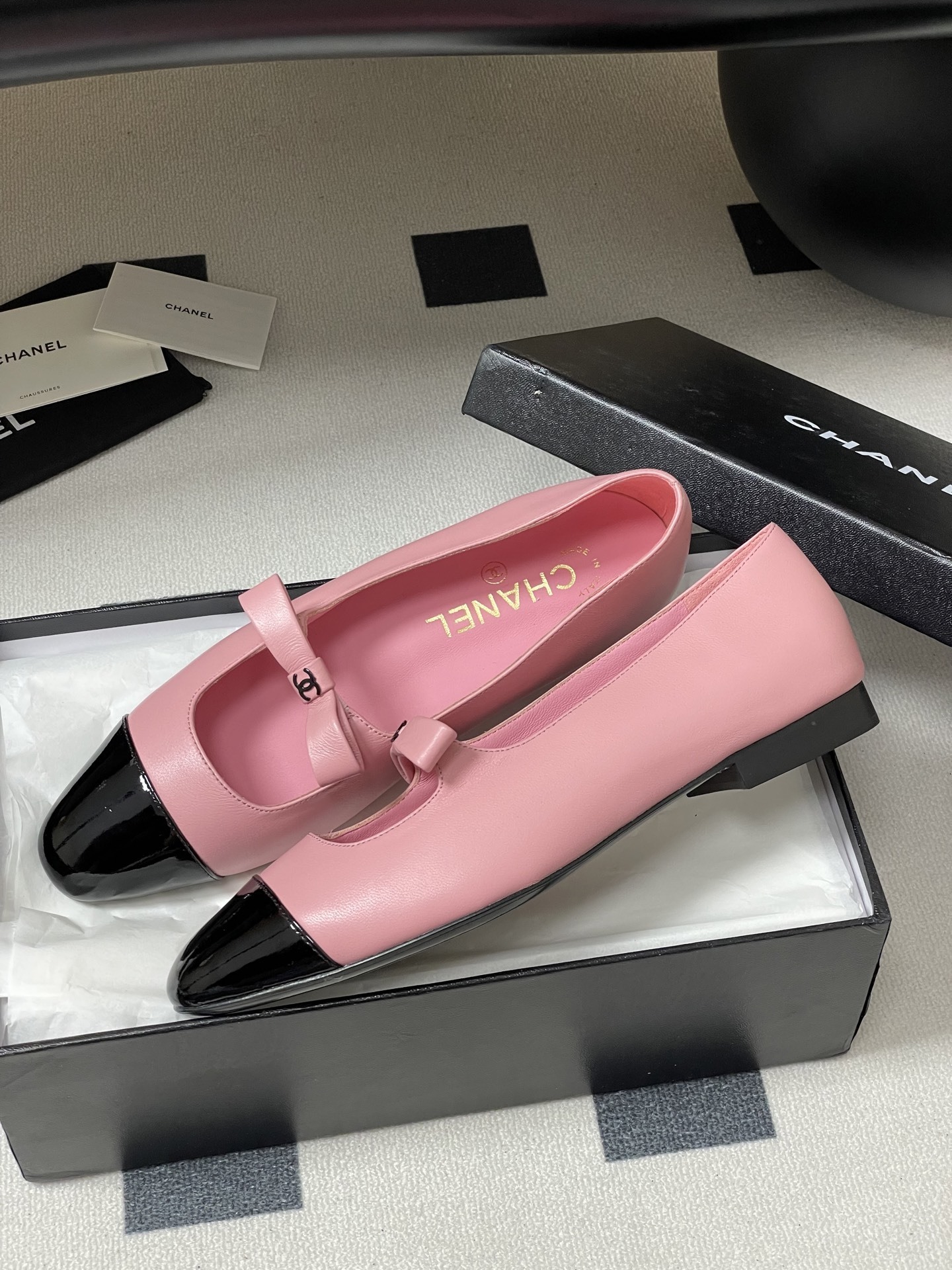 A pair of luxury Chanel pink leather Mary Jane ballet flats featuring black patent leather cap toes and CC logo bow straps. - Hình 4