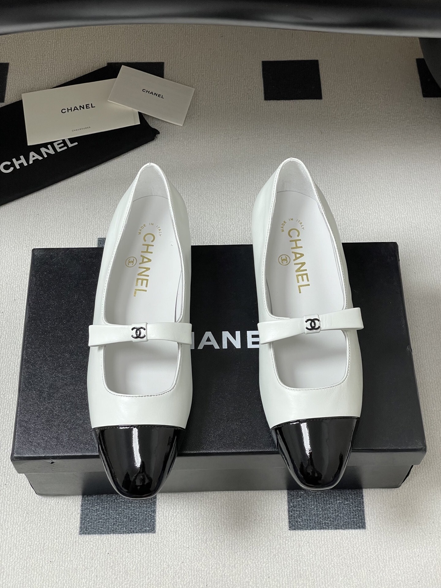 Pair of Chanel white leather Mary Jane flats with black patent leather cap toes and CC logo straps. - Hình 5