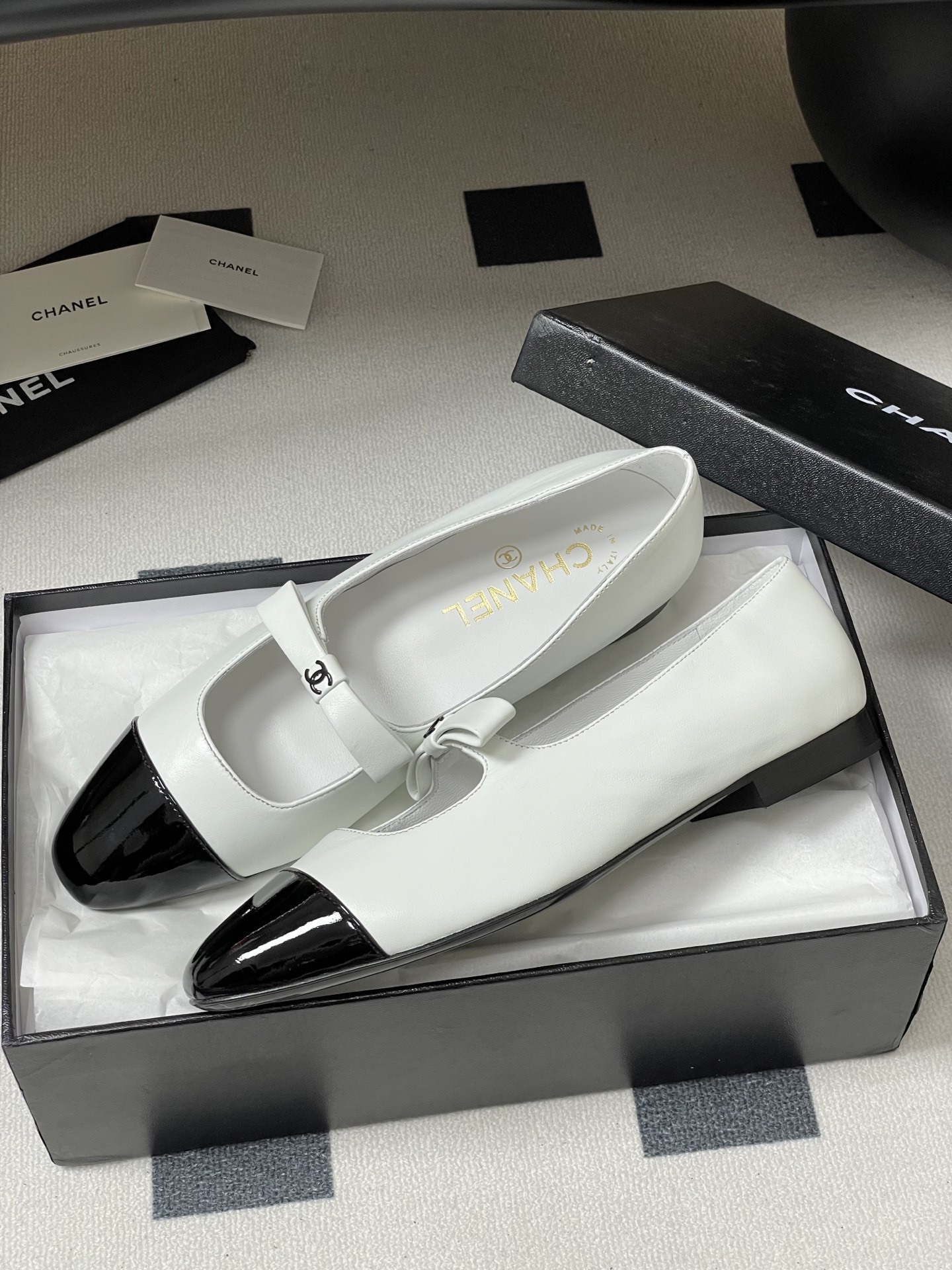 Pair of Chanel white leather Mary Jane flats with black patent leather cap toes and CC logo straps. - Hình 4