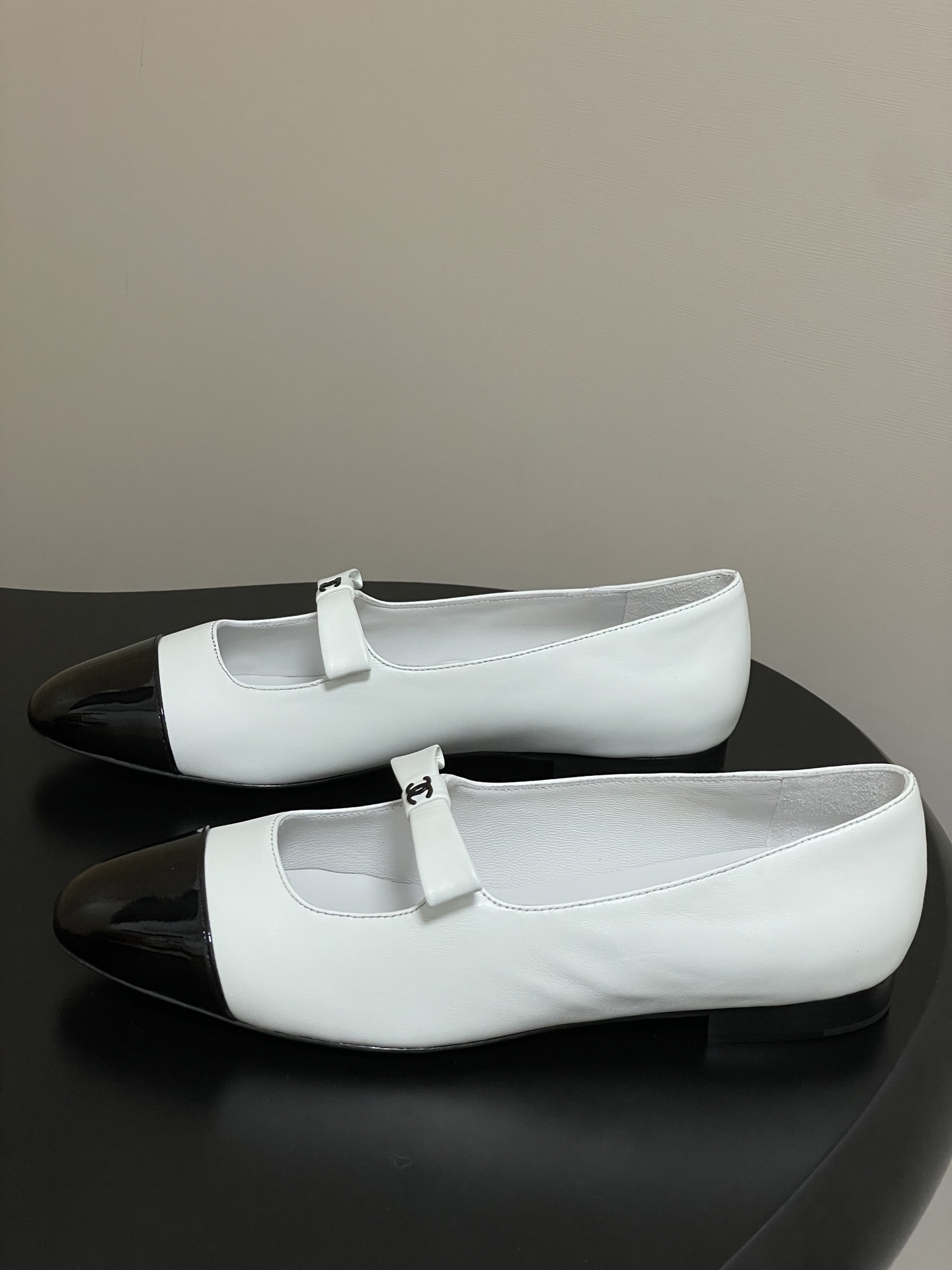 Pair of Chanel white leather Mary Jane flats with black patent leather cap toes and CC logo straps. - Hình 3