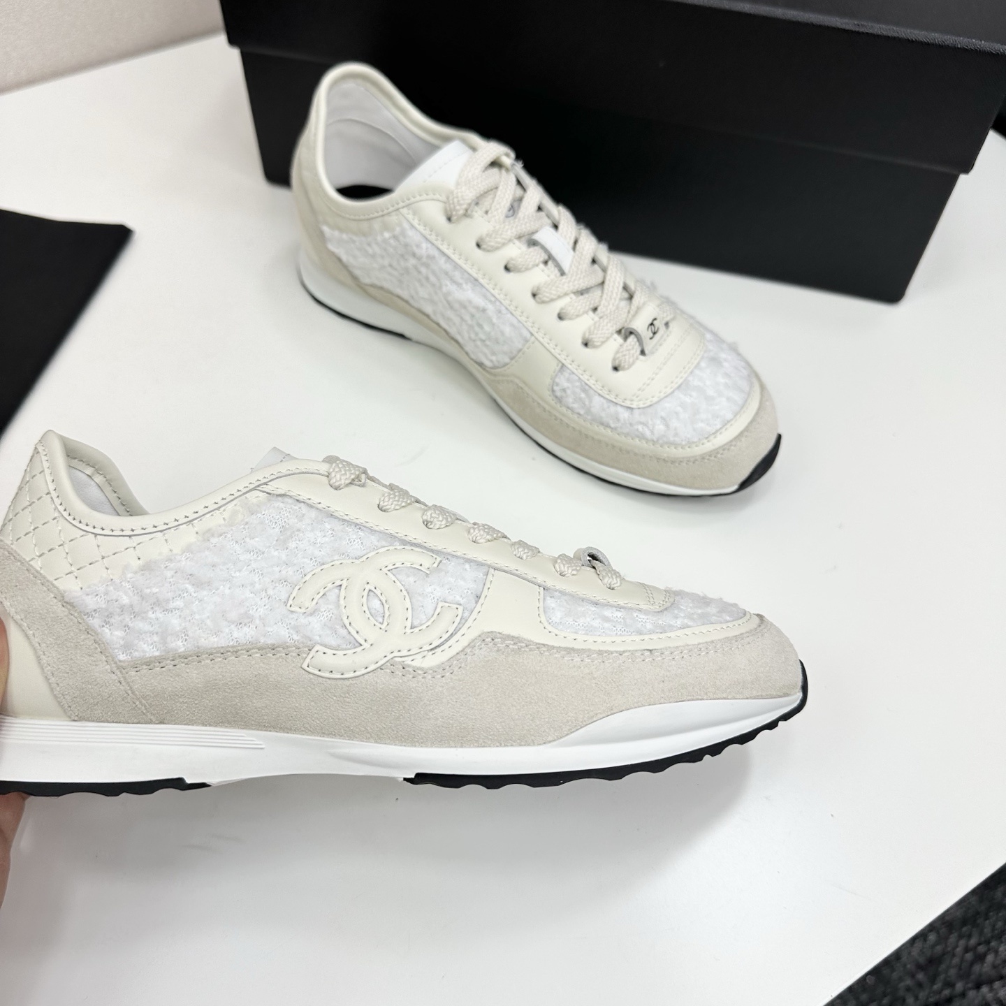 Luxury Chanel sneakers in white tweed and cream suede featuring the interlocking CC logo and quilted heel detail. - Hình 9