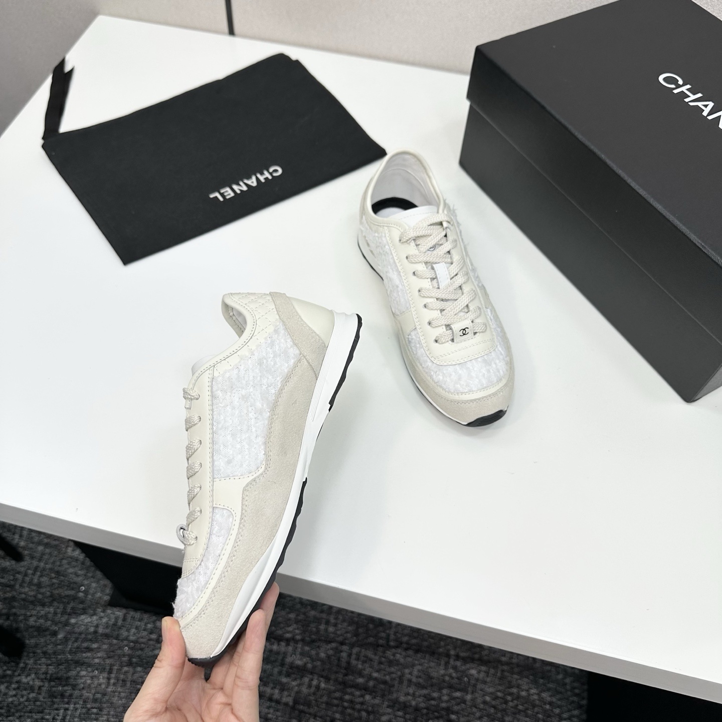 Luxury Chanel sneakers in white tweed and cream suede featuring the interlocking CC logo and quilted heel detail. - Hình 8