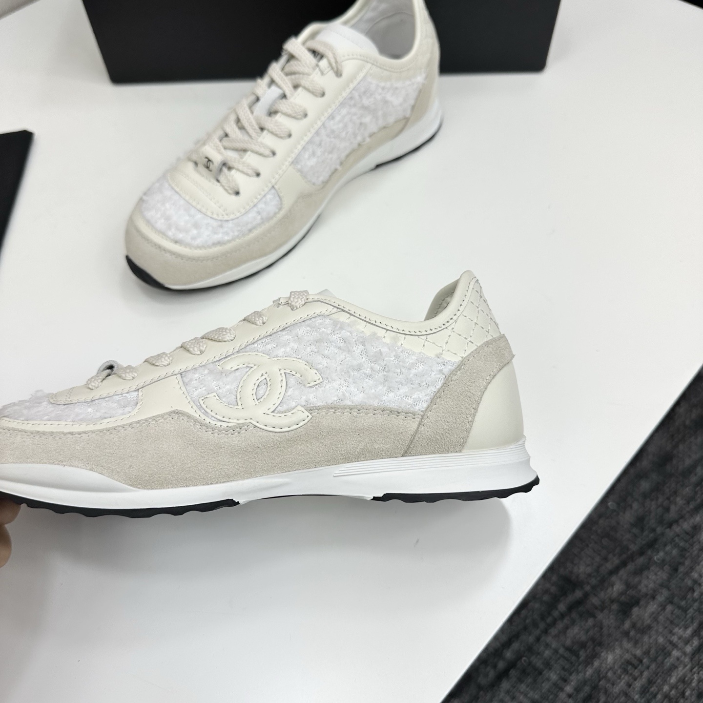 Luxury Chanel sneakers in white tweed and cream suede featuring the interlocking CC logo and quilted heel detail. - Hình 6