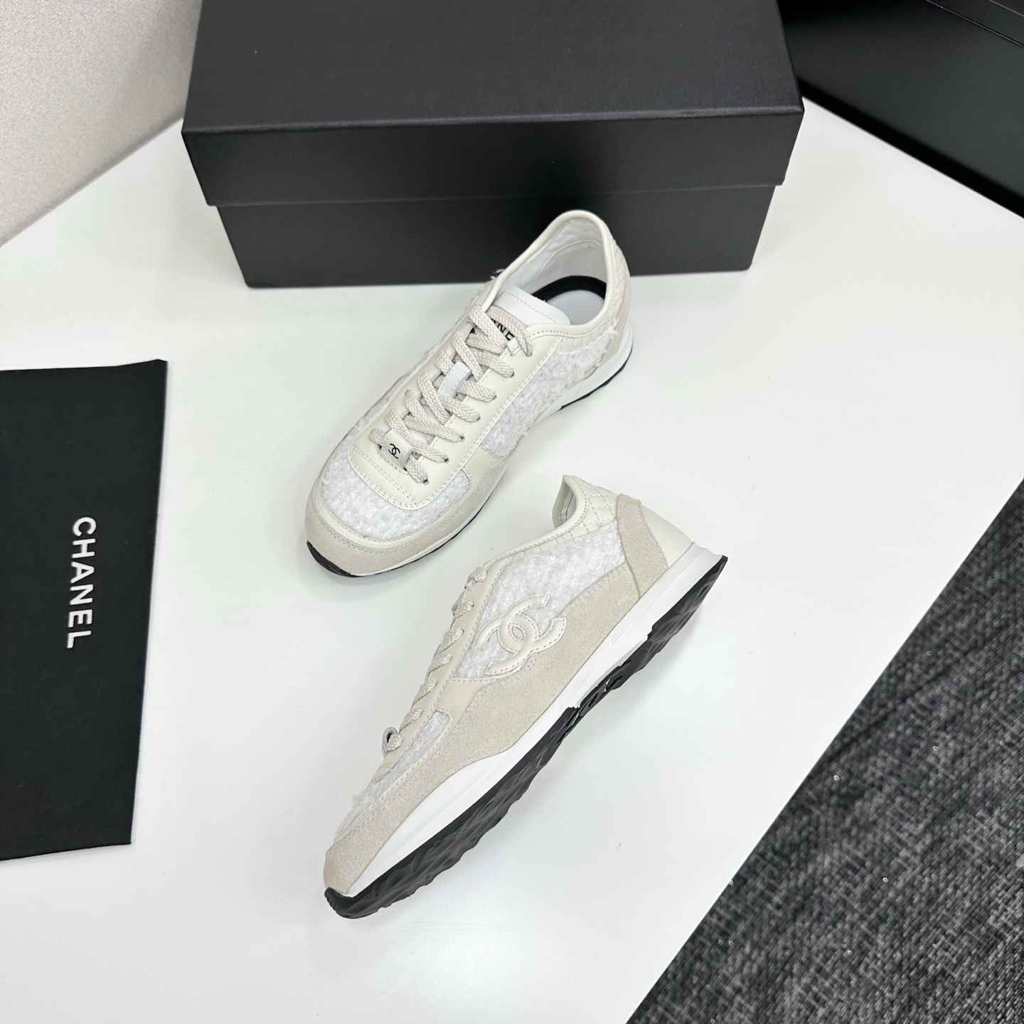 Luxury Chanel sneakers in white tweed and cream suede featuring the interlocking CC logo and quilted heel detail. - Hình 5