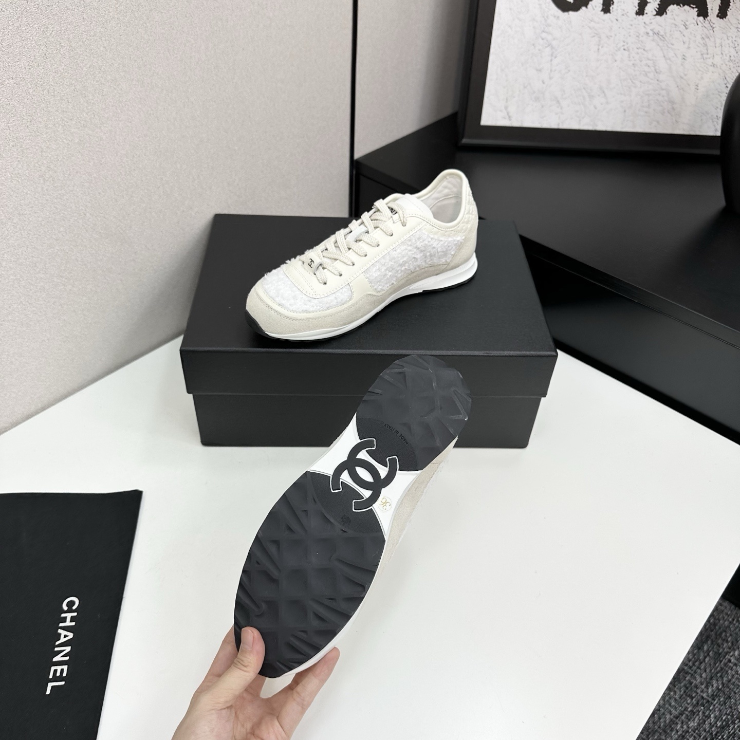Luxury Chanel sneakers in white tweed and cream suede featuring the interlocking CC logo and quilted heel detail. - Hình 4
