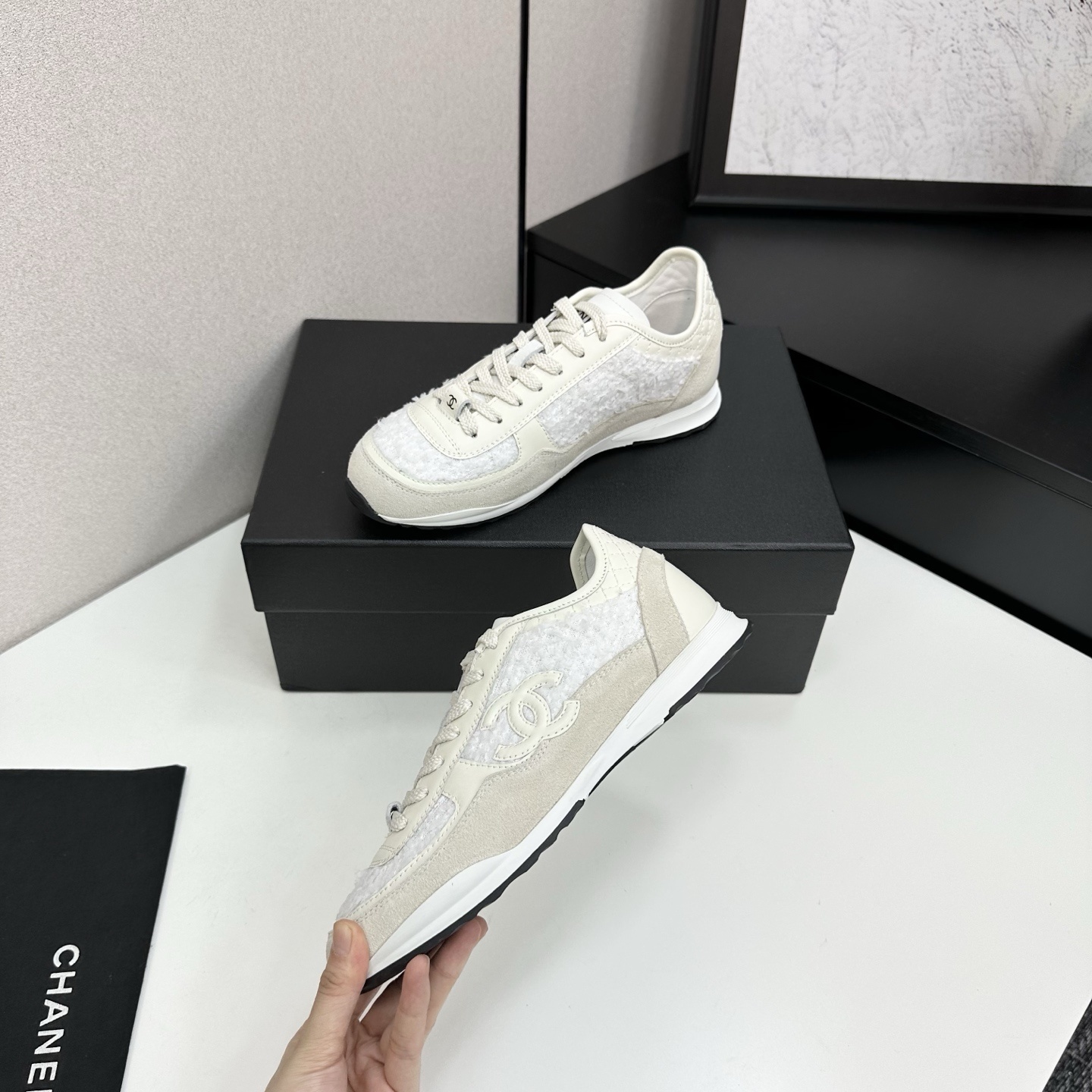 Luxury Chanel sneakers in white tweed and cream suede featuring the interlocking CC logo and quilted heel detail. - Hình 3