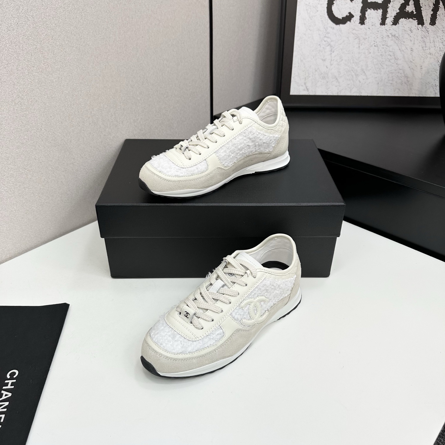 Luxury Chanel sneakers in white tweed and cream suede featuring the interlocking CC logo and quilted heel detail. - Hình 2