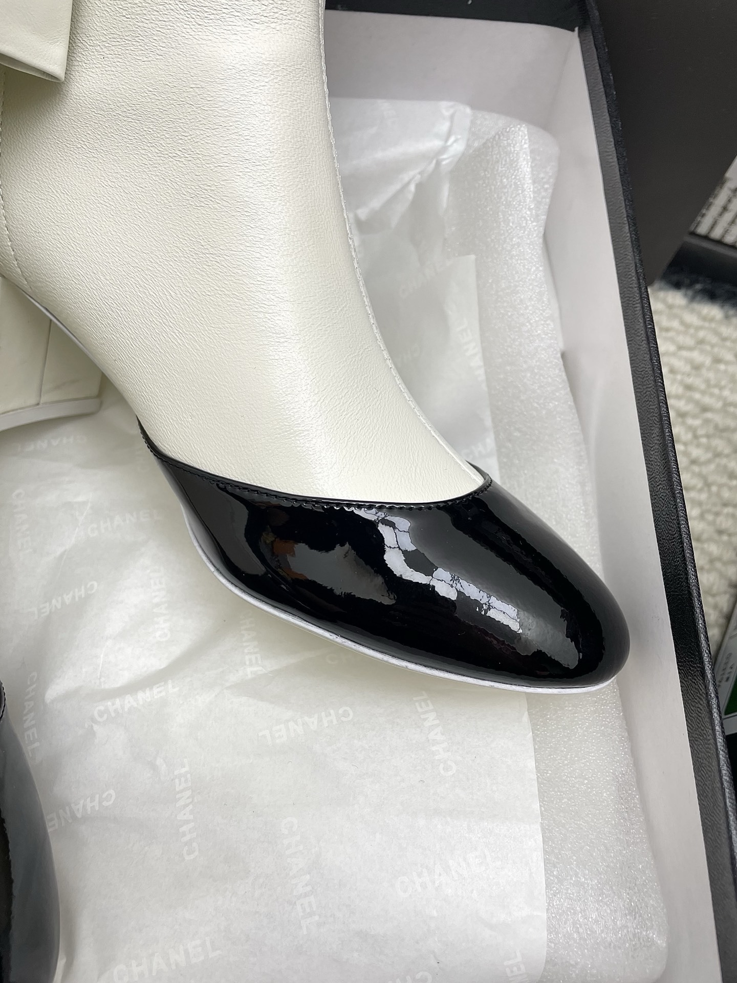 Chanel two-tone ankle boots in cream leather with black patent toe and ruffle collar detail - Hình 9