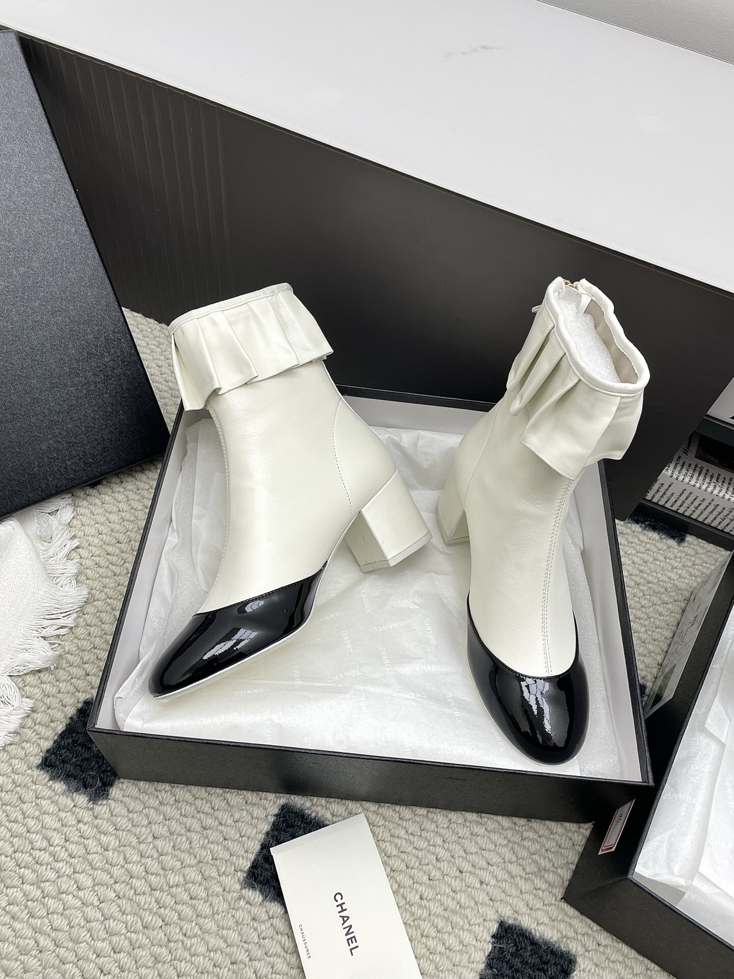 Chanel two-tone ankle boots in cream leather with black patent toe and ruffle collar detail - Hình 6