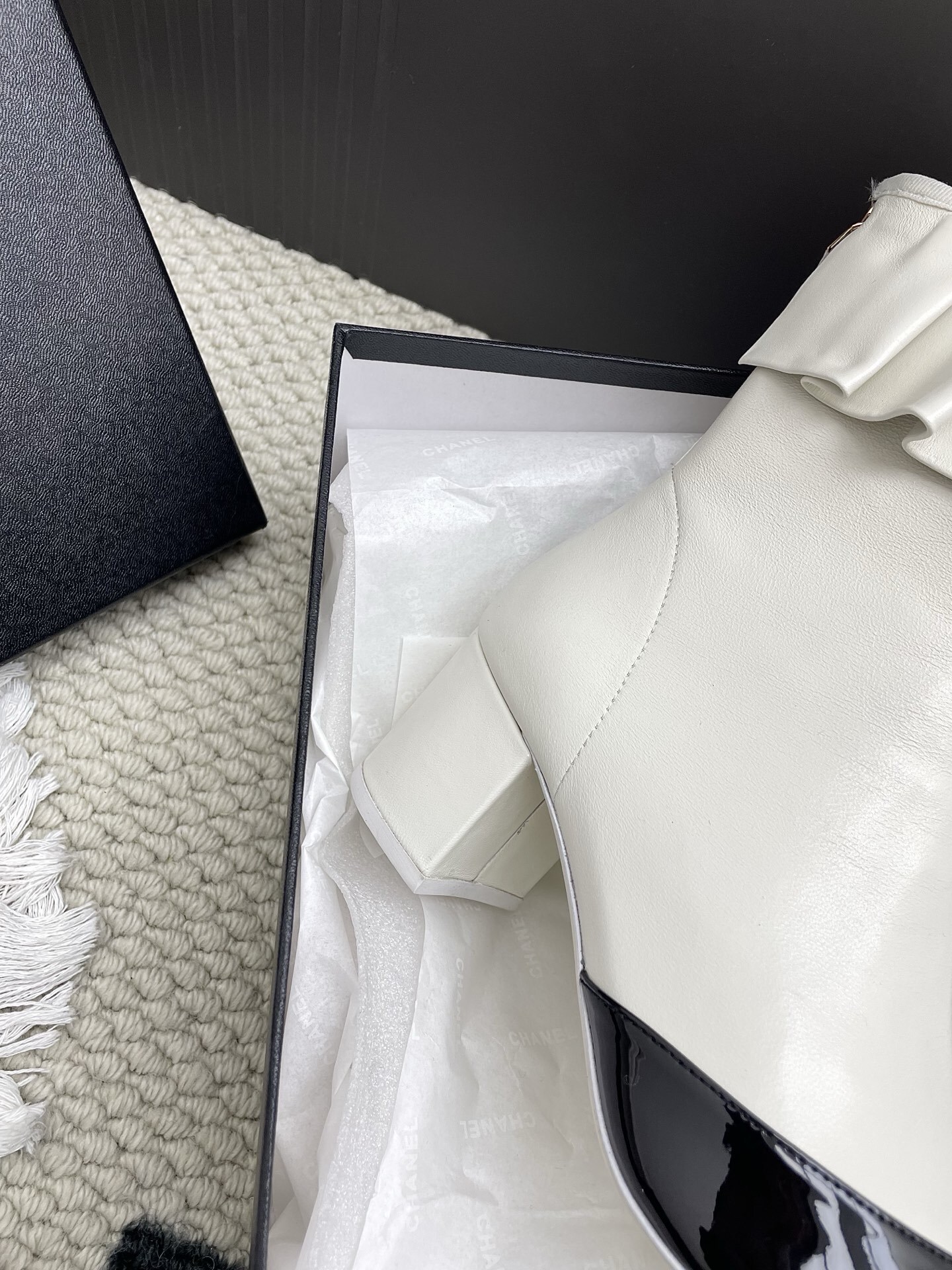 Chanel two-tone ankle boots in cream leather with black patent toe and ruffle collar detail - Hình 4