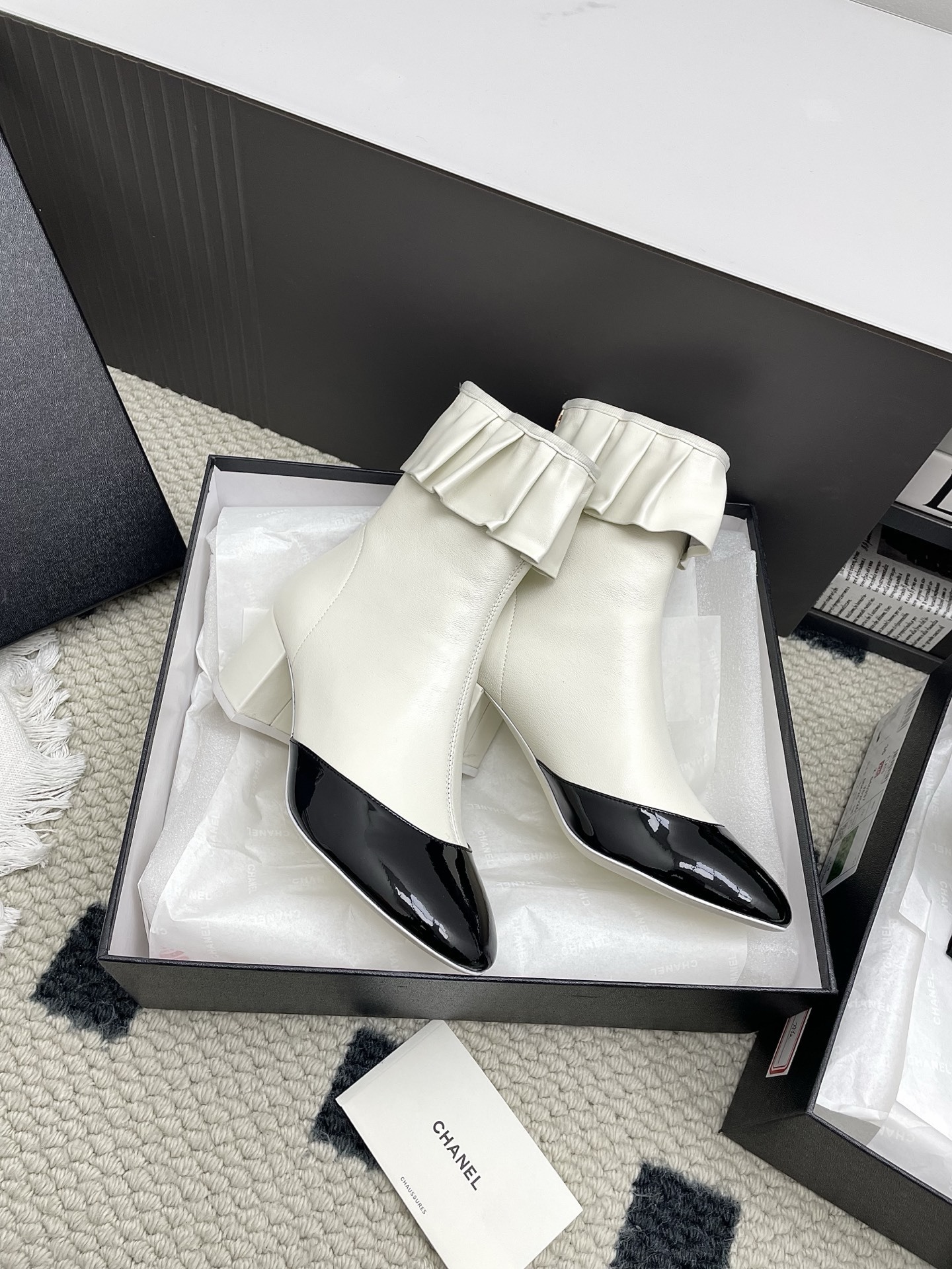 Chanel two-tone ankle boots in cream leather with black patent toe and ruffle collar detail - Hình 3