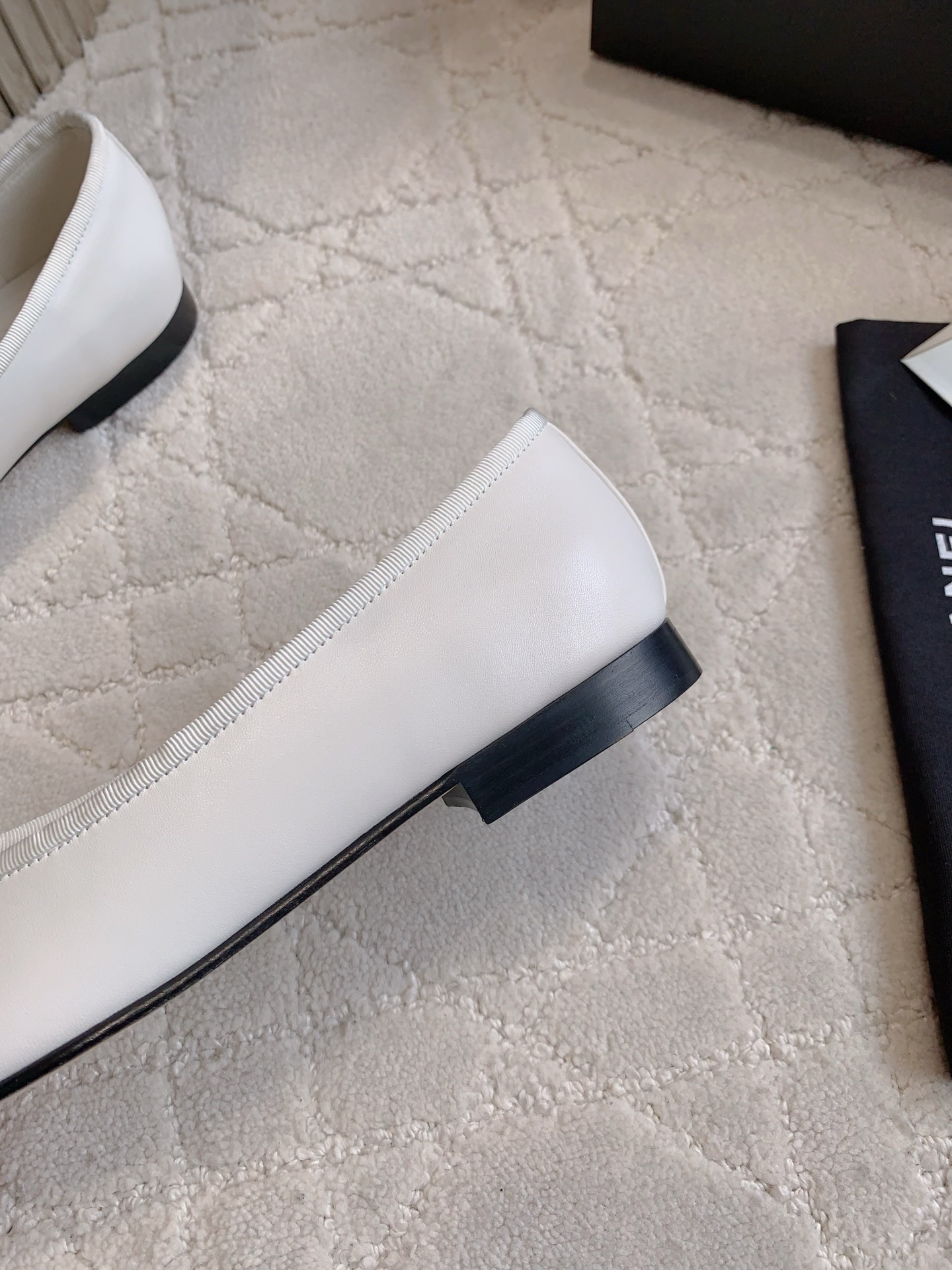 Classic Chanel two-tone ballerina flats in white leather with black toe cap and bow detail - Hình 9