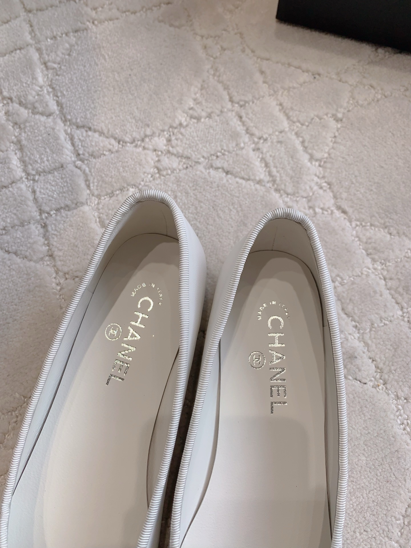 Classic Chanel two-tone ballerina flats in white leather with black toe cap and bow detail - Hình 8