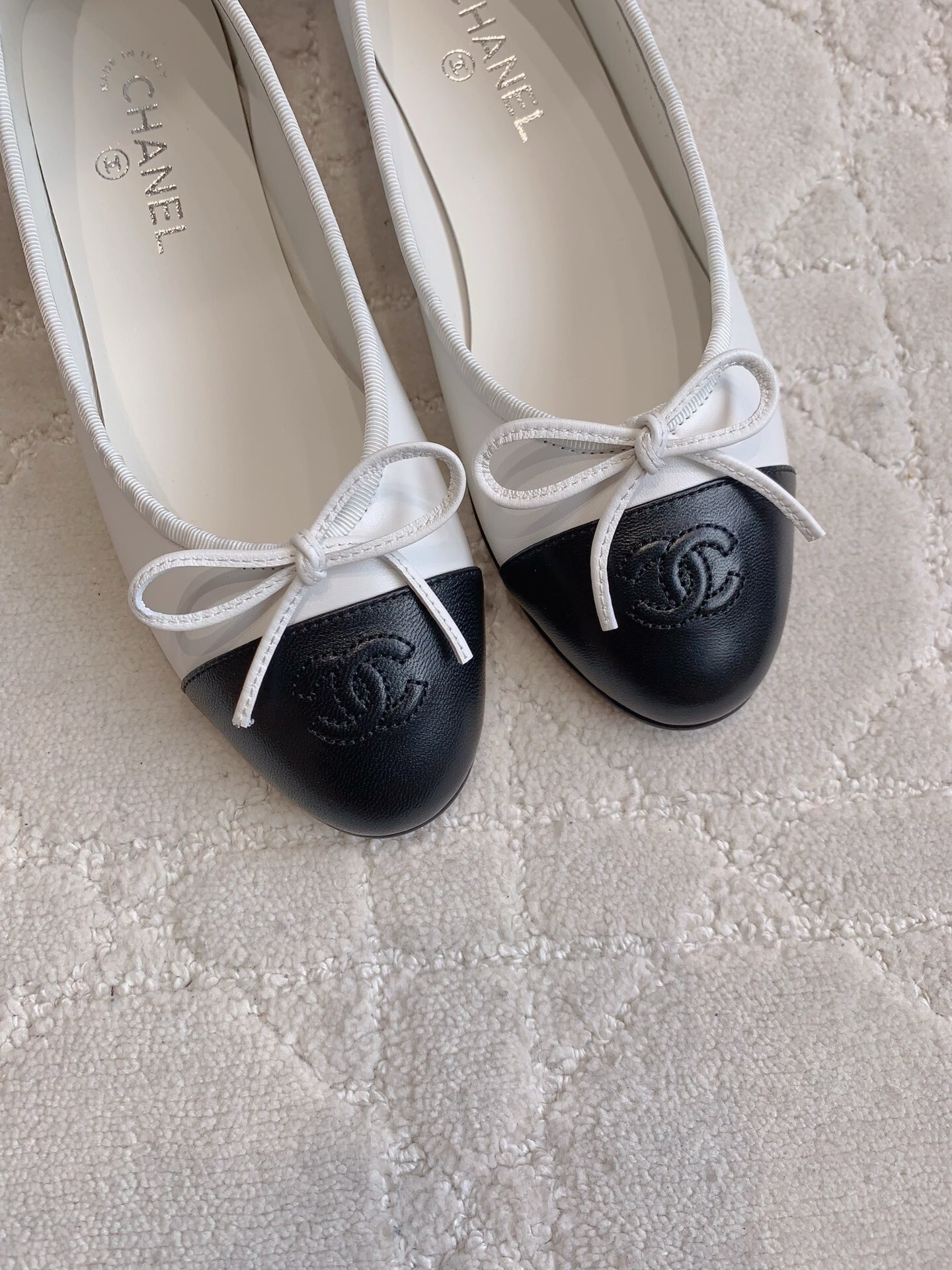 Classic Chanel two-tone ballerina flats in white leather with black toe cap and bow detail - Hình 7