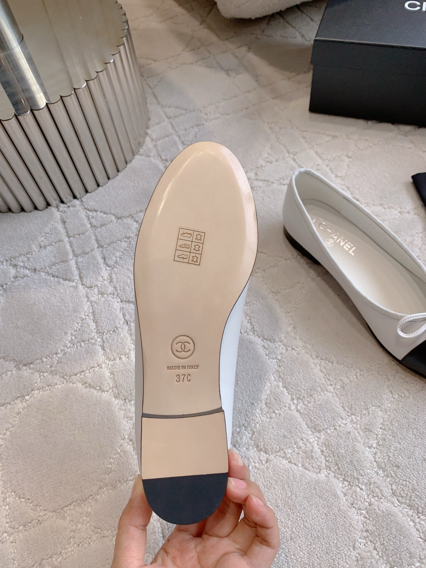 Classic Chanel two-tone ballerina flats in white leather with black toe cap and bow detail - Hình 6