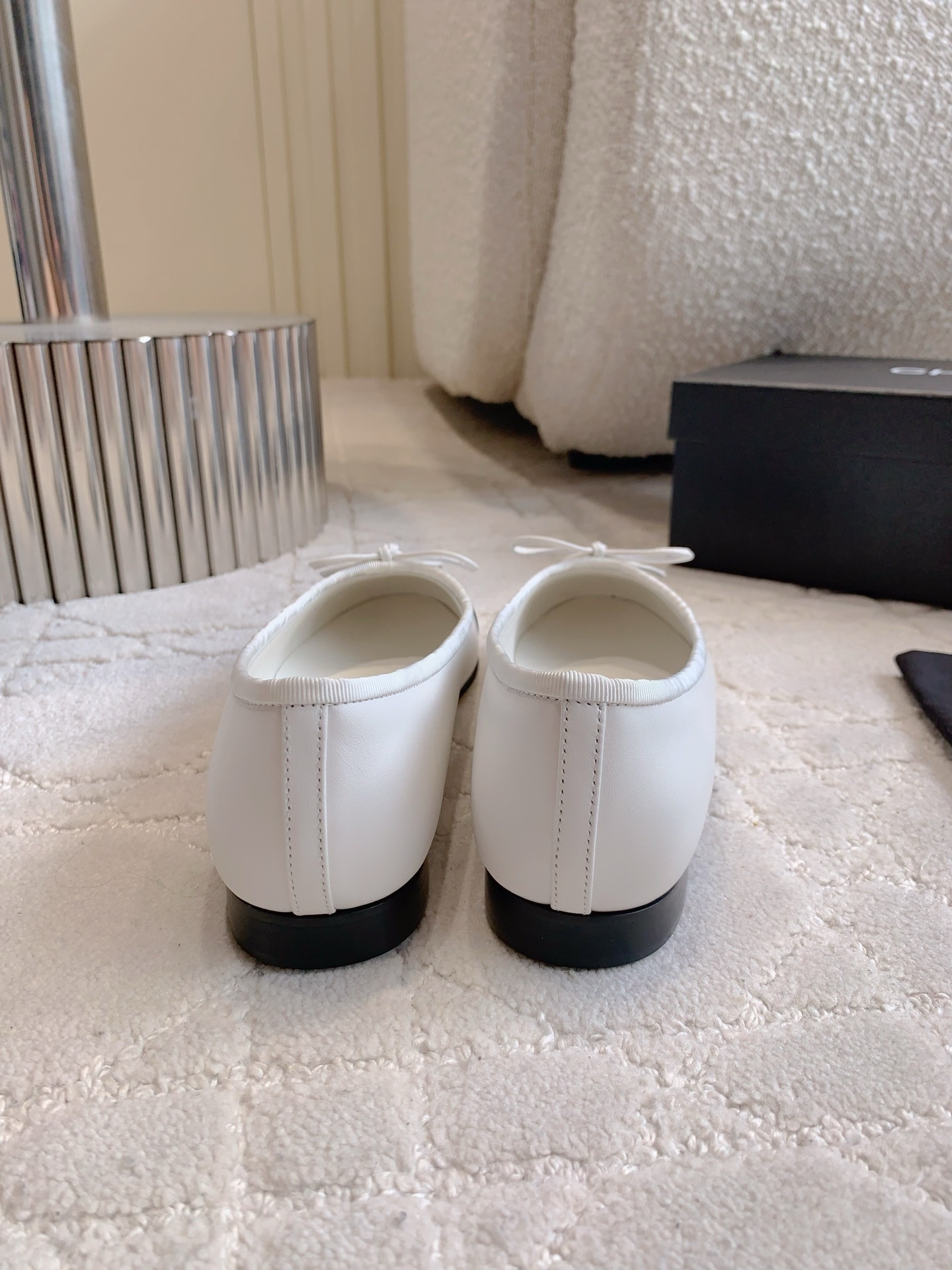 Classic Chanel two-tone ballerina flats in white leather with black toe cap and bow detail - Hình 5