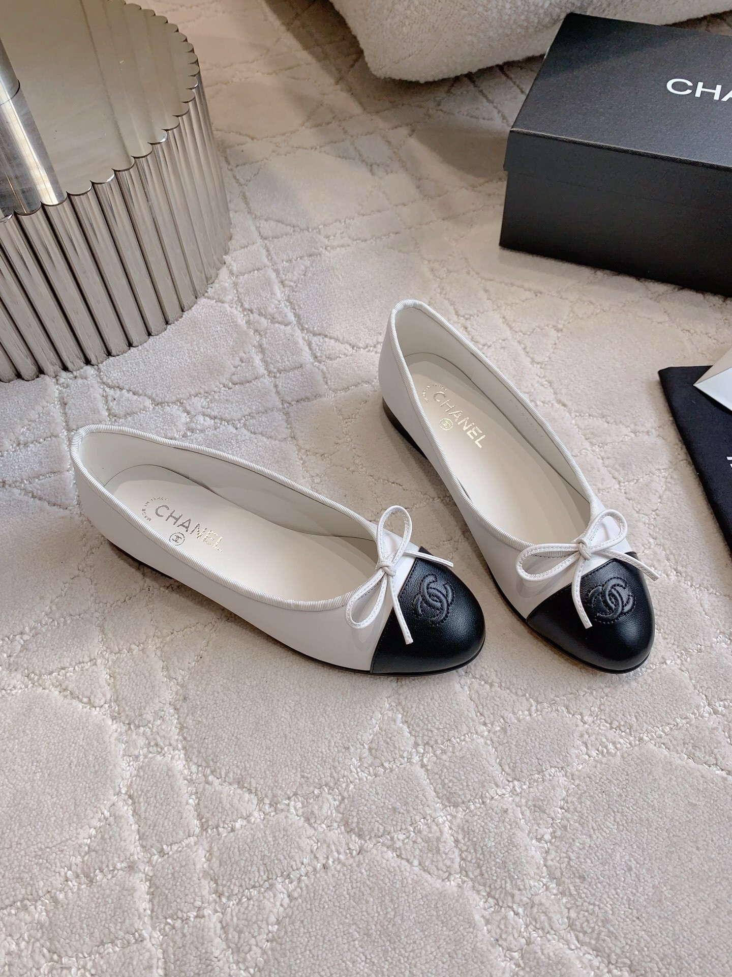 Classic Chanel two-tone ballerina flats in white leather with black toe cap and bow detail - Hình 3