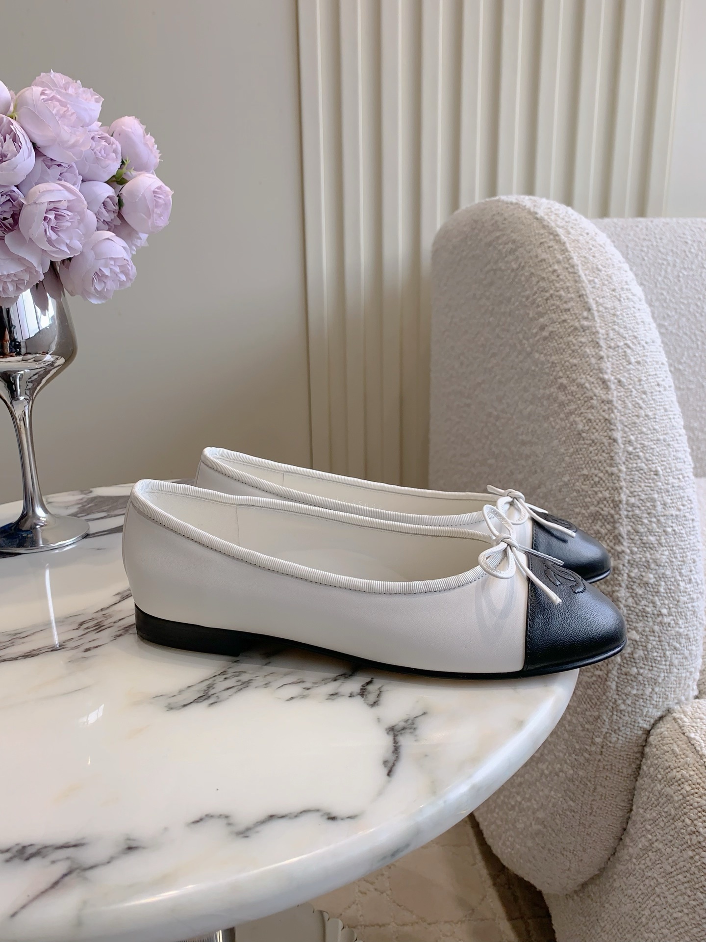 Classic Chanel two-tone ballerina flats in white leather with black toe cap and bow detail - Hình 2