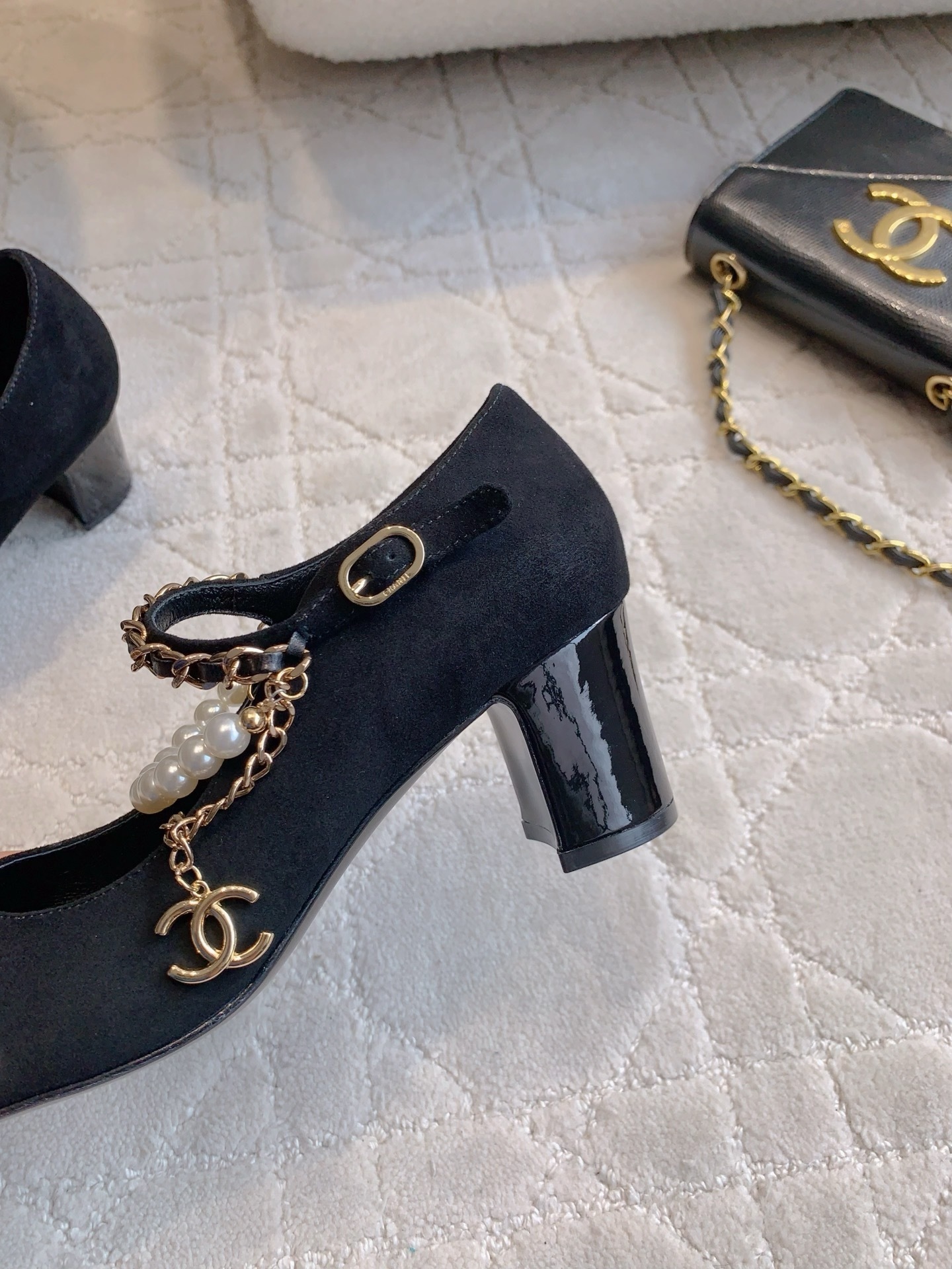 A pair of black Chanel Mary Jane pumps with suede body, patent leather toe cap, and pearl chain strap with CC charm. - Hình 9