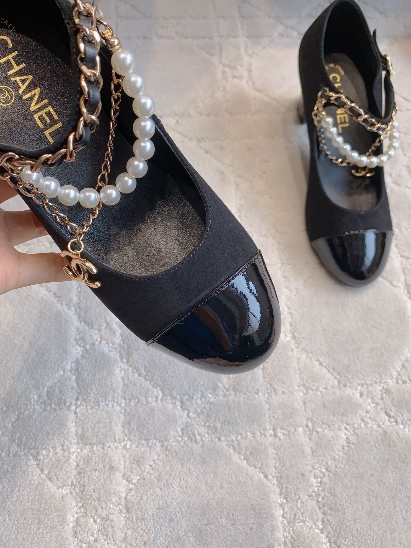 A pair of black Chanel Mary Jane pumps with suede body, patent leather toe cap, and pearl chain strap with CC charm. - Hình 7