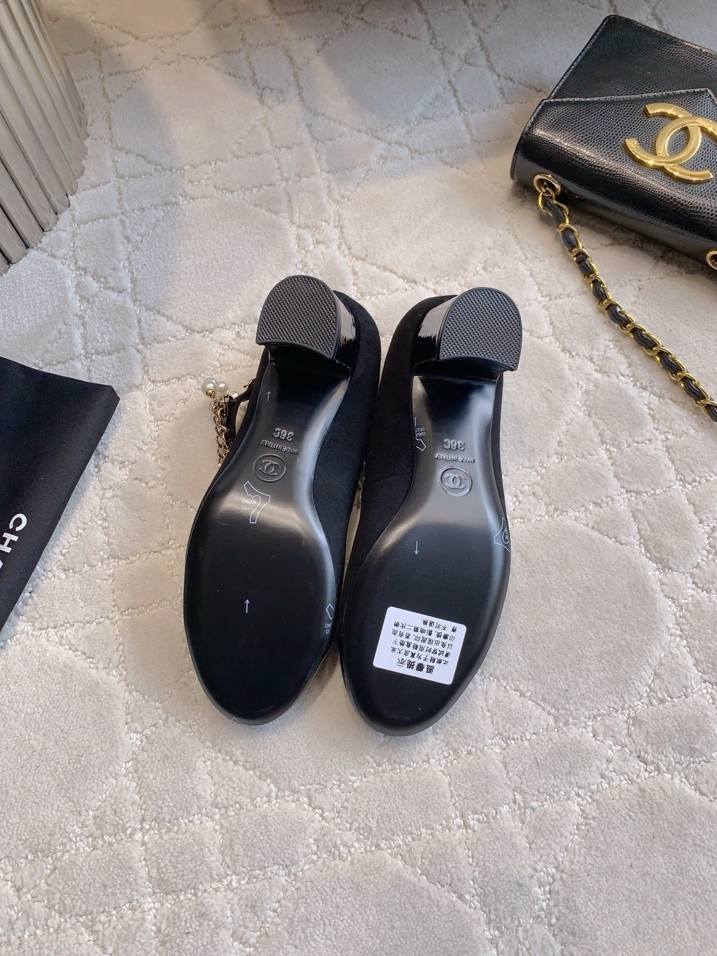 A pair of black Chanel Mary Jane pumps with suede body, patent leather toe cap, and pearl chain strap with CC charm. - Hình 6