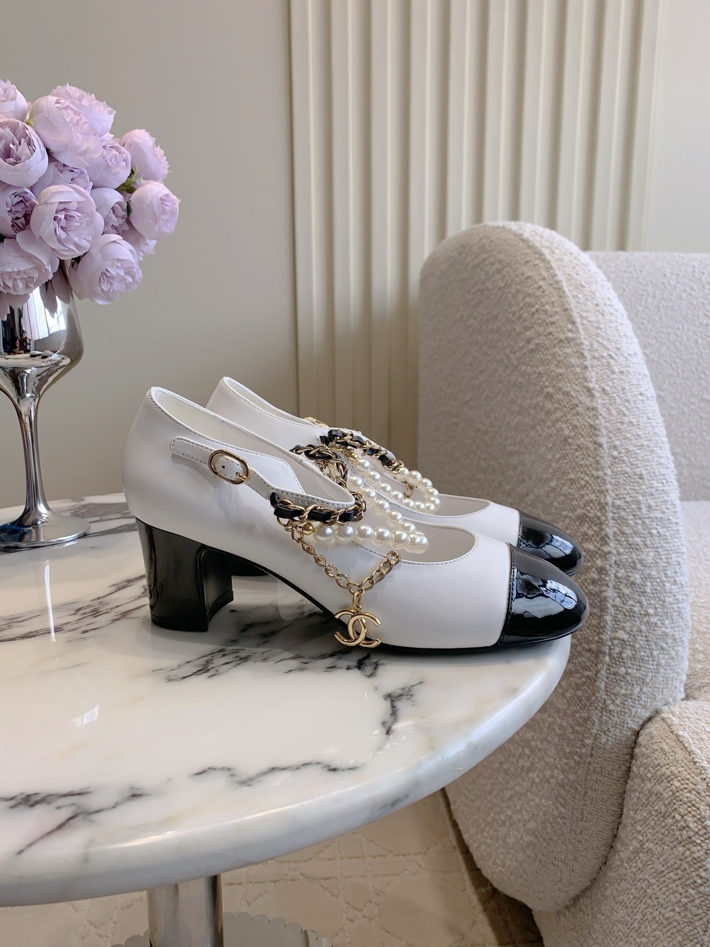 Luxury Pearl Chain Two-Tone Mary Jane Pumps – White & Black