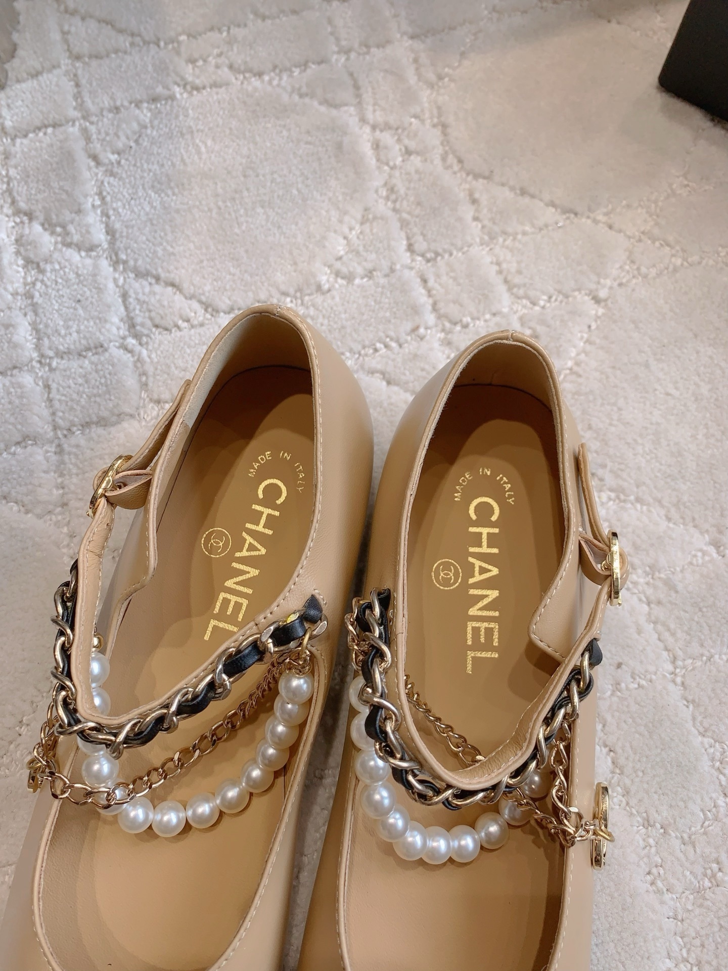 Chanel beige leather Mary Jane flats with black patent cap toe and decorative pearl gold chain strap - Hình 8