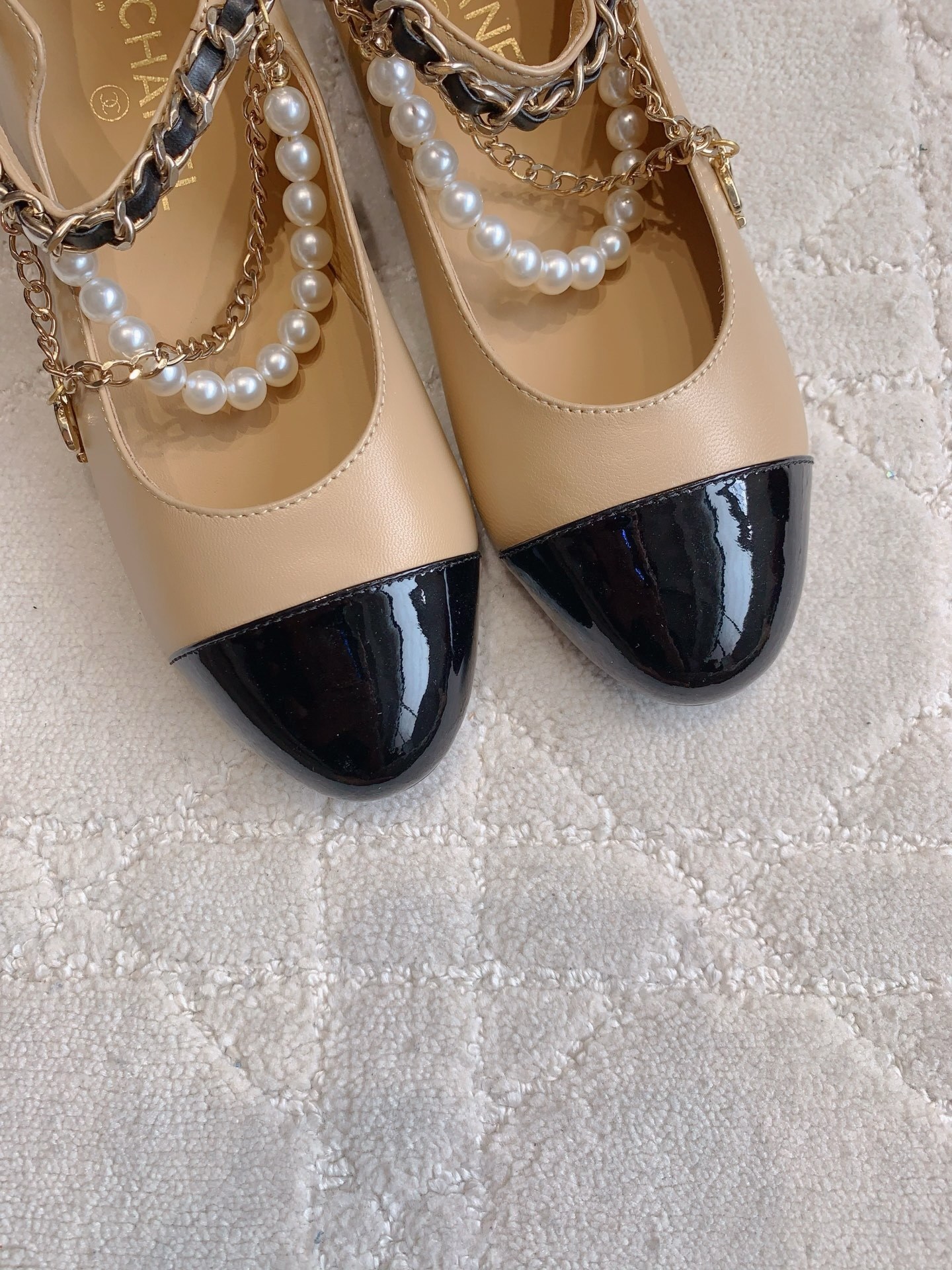 Chanel beige leather Mary Jane flats with black patent cap toe and decorative pearl gold chain strap - Hình 7
