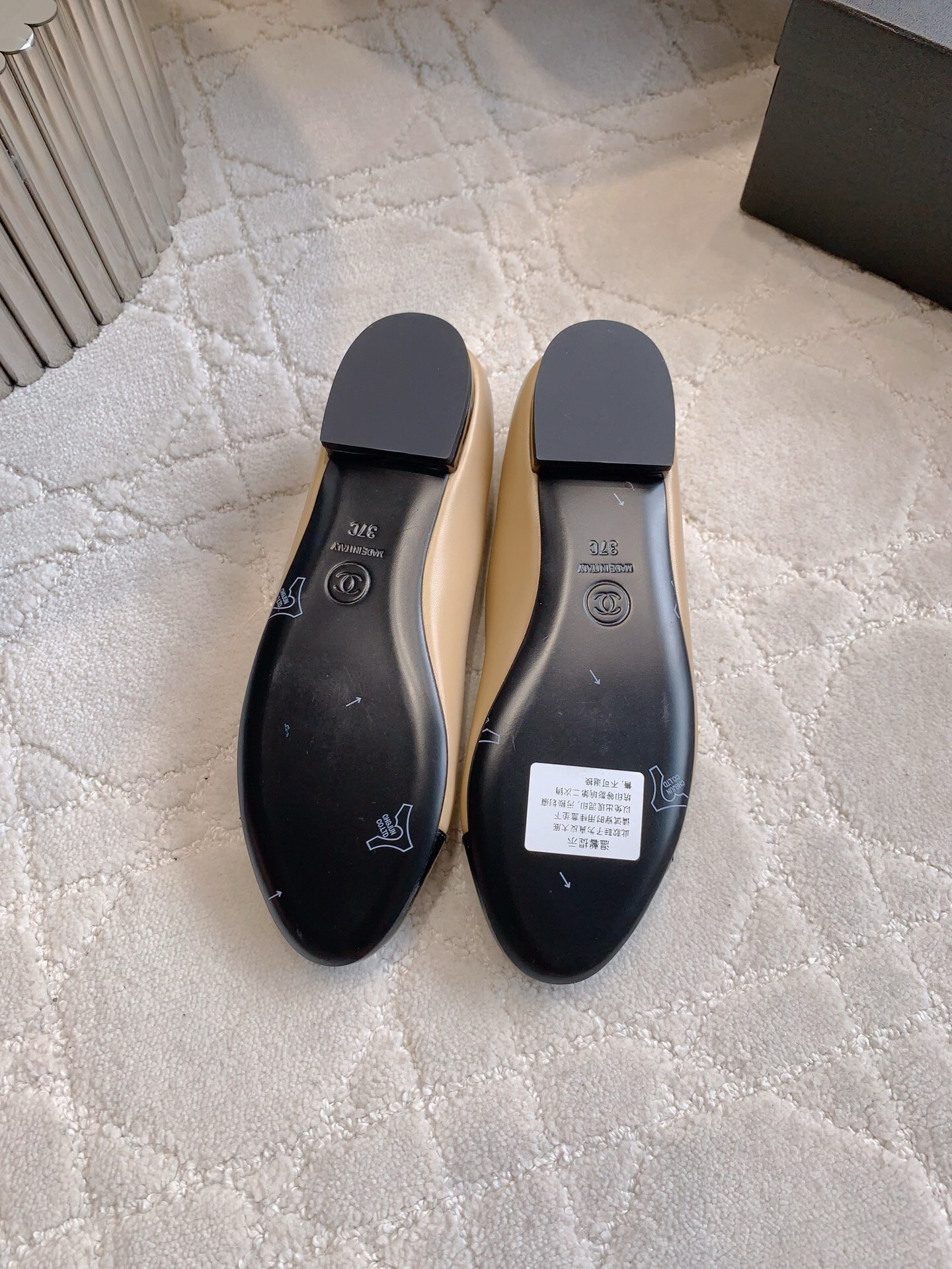 Chanel beige leather Mary Jane flats with black patent cap toe and decorative pearl gold chain strap - Hình 6