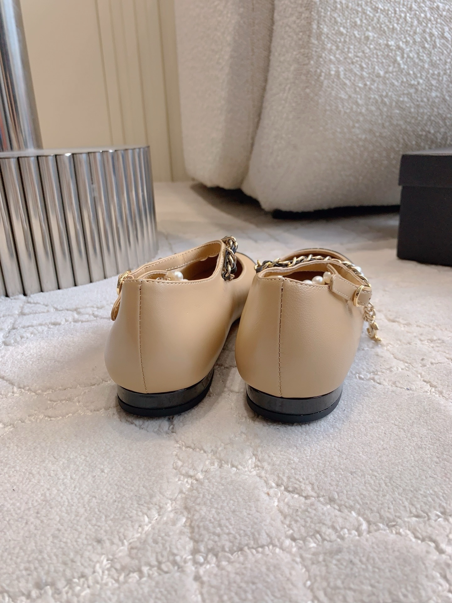 Chanel beige leather Mary Jane flats with black patent cap toe and decorative pearl gold chain strap - Hình 5