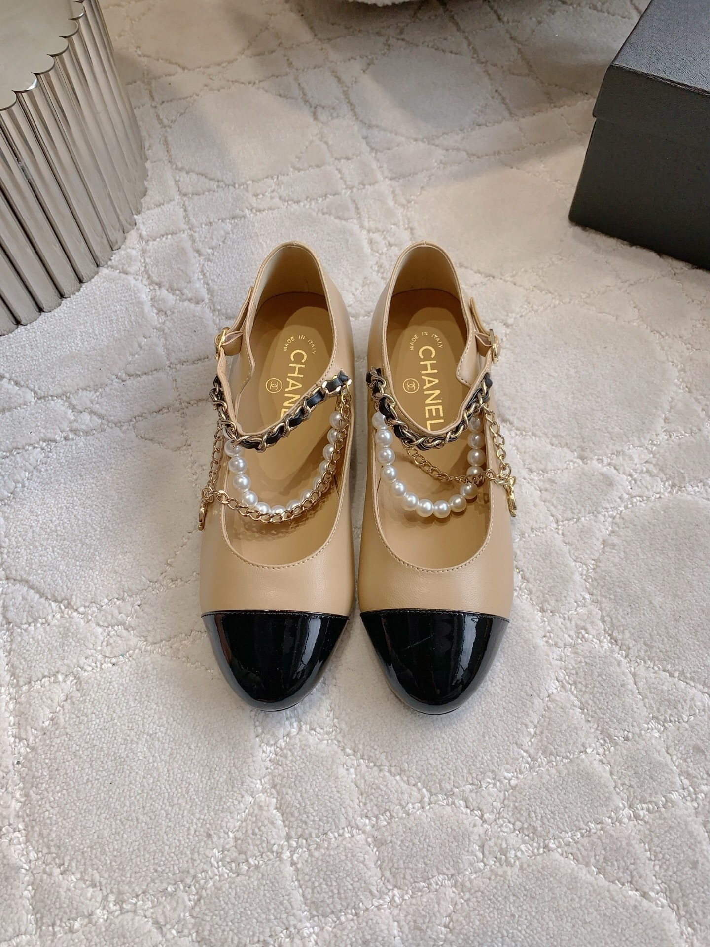 Chanel beige leather Mary Jane flats with black patent cap toe and decorative pearl gold chain strap - Hình 2